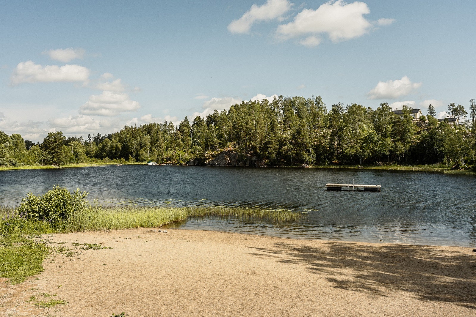 Lyseren innbyr til bl.a. bading, båtliv og krepsing. Galleribilde