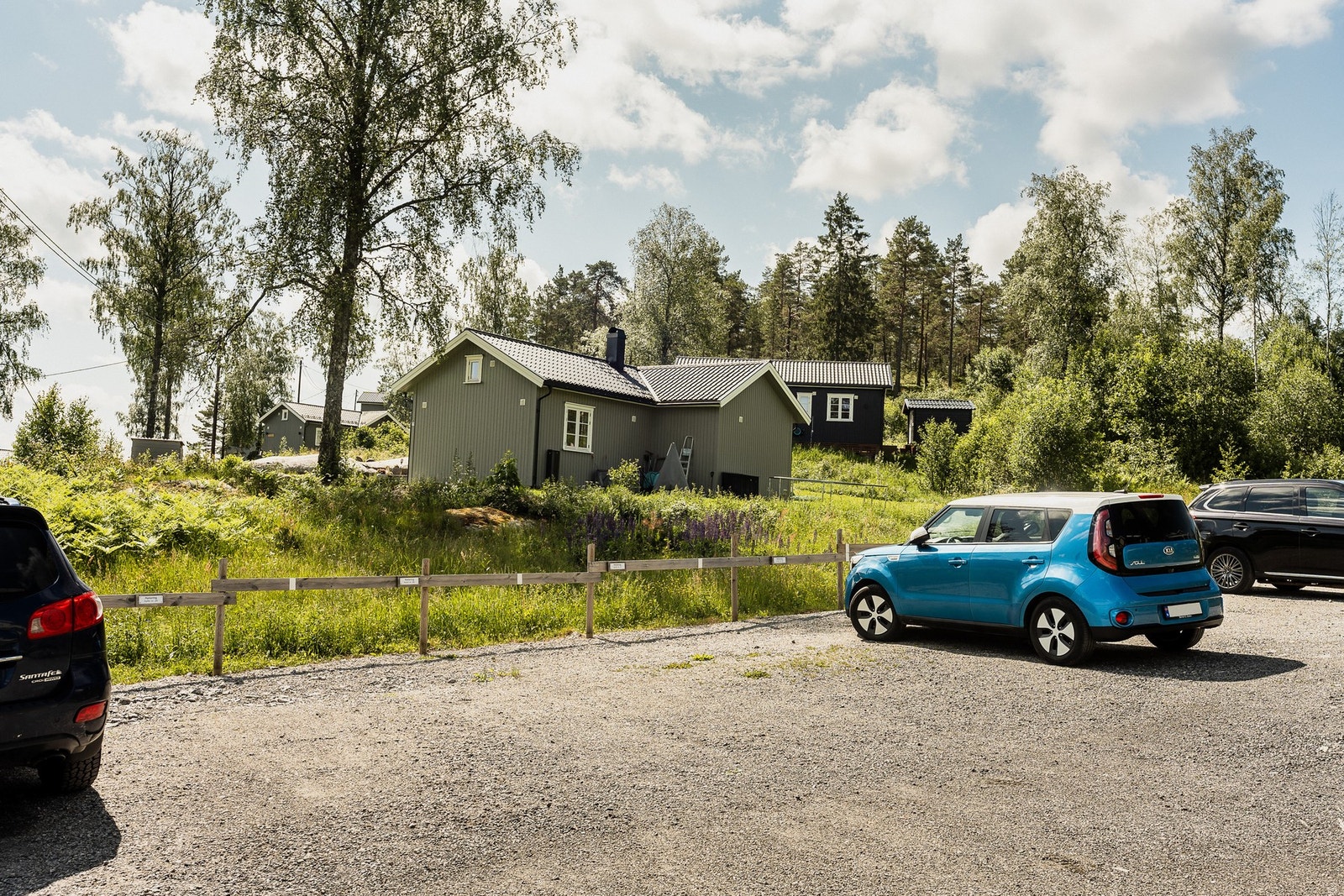 I tillegg til parkeringsplassen utenfor hytta, har Lyseren Strandpark også felles, avgiftsbelagt parkeringsplass for gjester. Elbillading kan benyttes mot betaling i app. Galleribilde