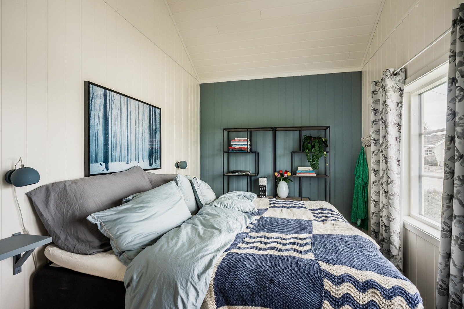 Alle soverommene har enstavs parkettgulv, samt malte panelplater på vegger og i taket. Galleribilde