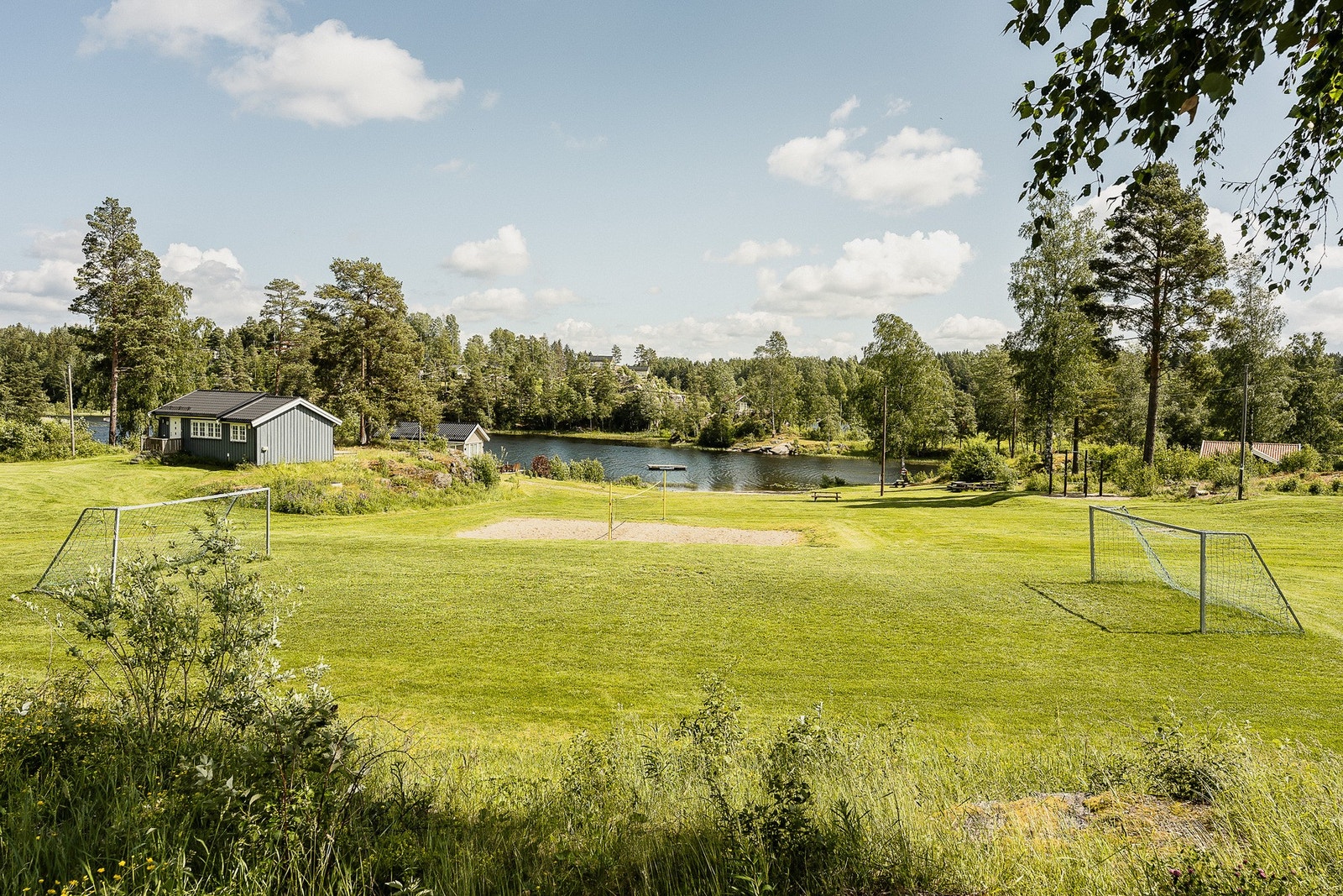 Det er også flotte turmuligheter i nærområdet og baner for både fotball og volleyball. Galleribilde