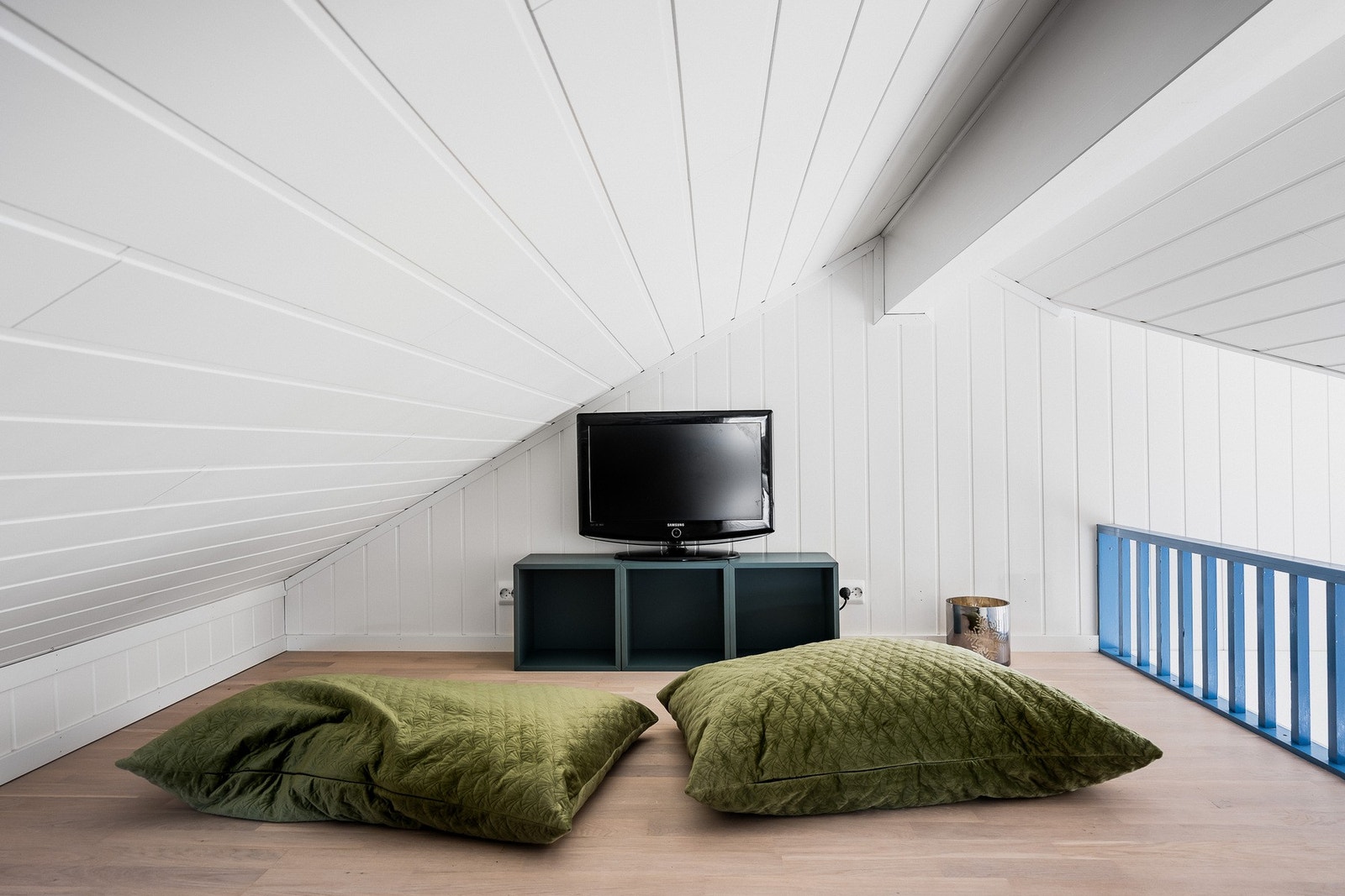 Det er mulighet for en skjermet tv-krok på hemsen, og rekkverk mot stuen gir enkel kontakt mellom etasjene. Galleribilde