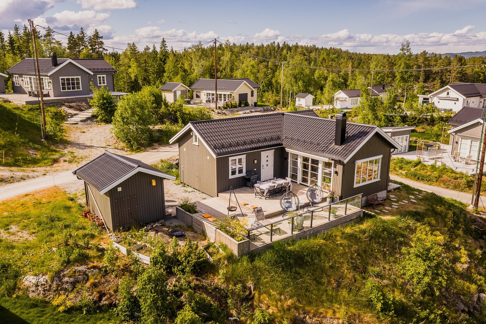 Hytta ligger høyt i terrenget med nydelig utsyn over store deler av Lyseren Strandpark . Galleribilde