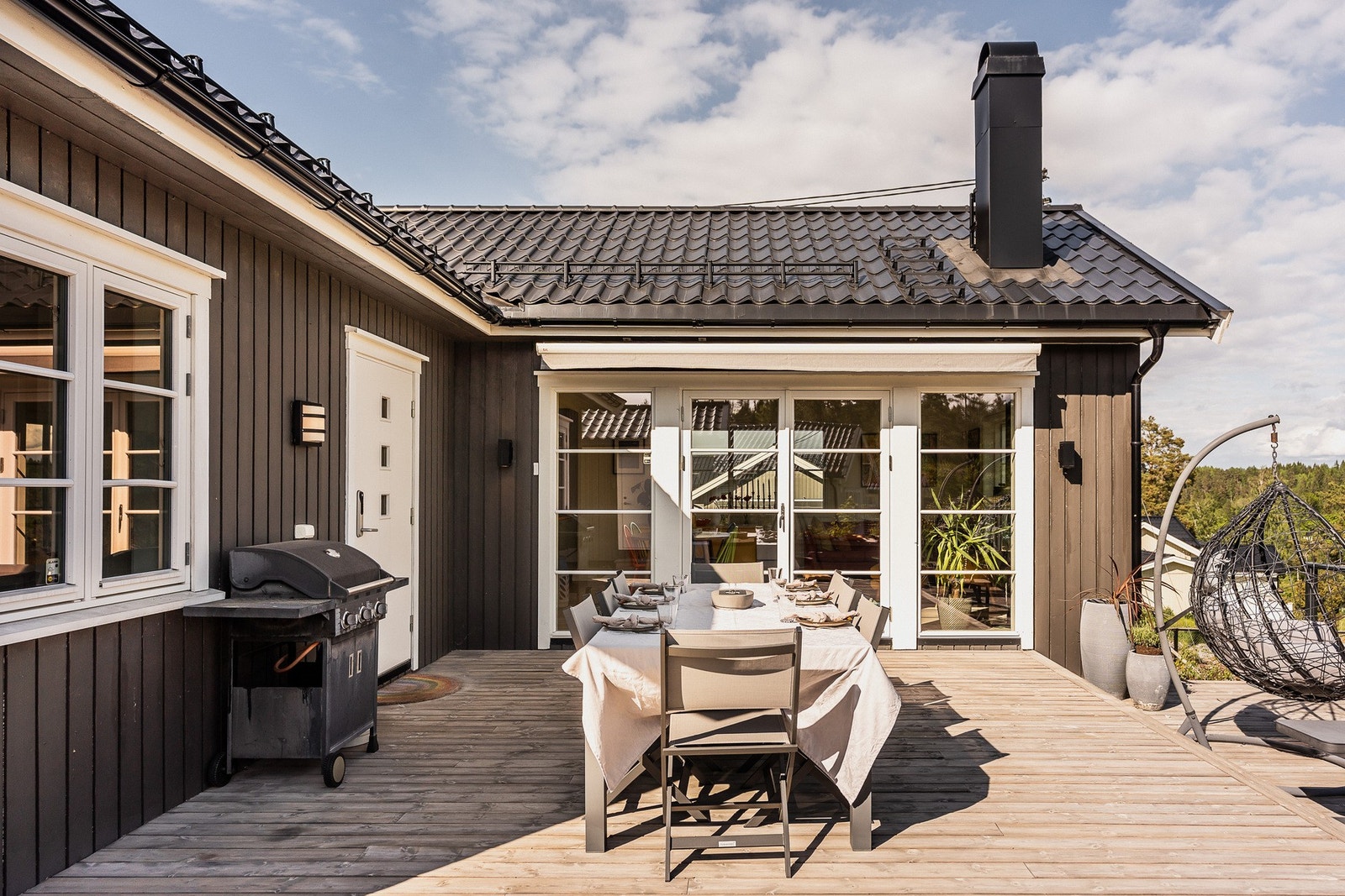 Over de store stuevinduene er det montert markise for solskjerming. Galleribilde