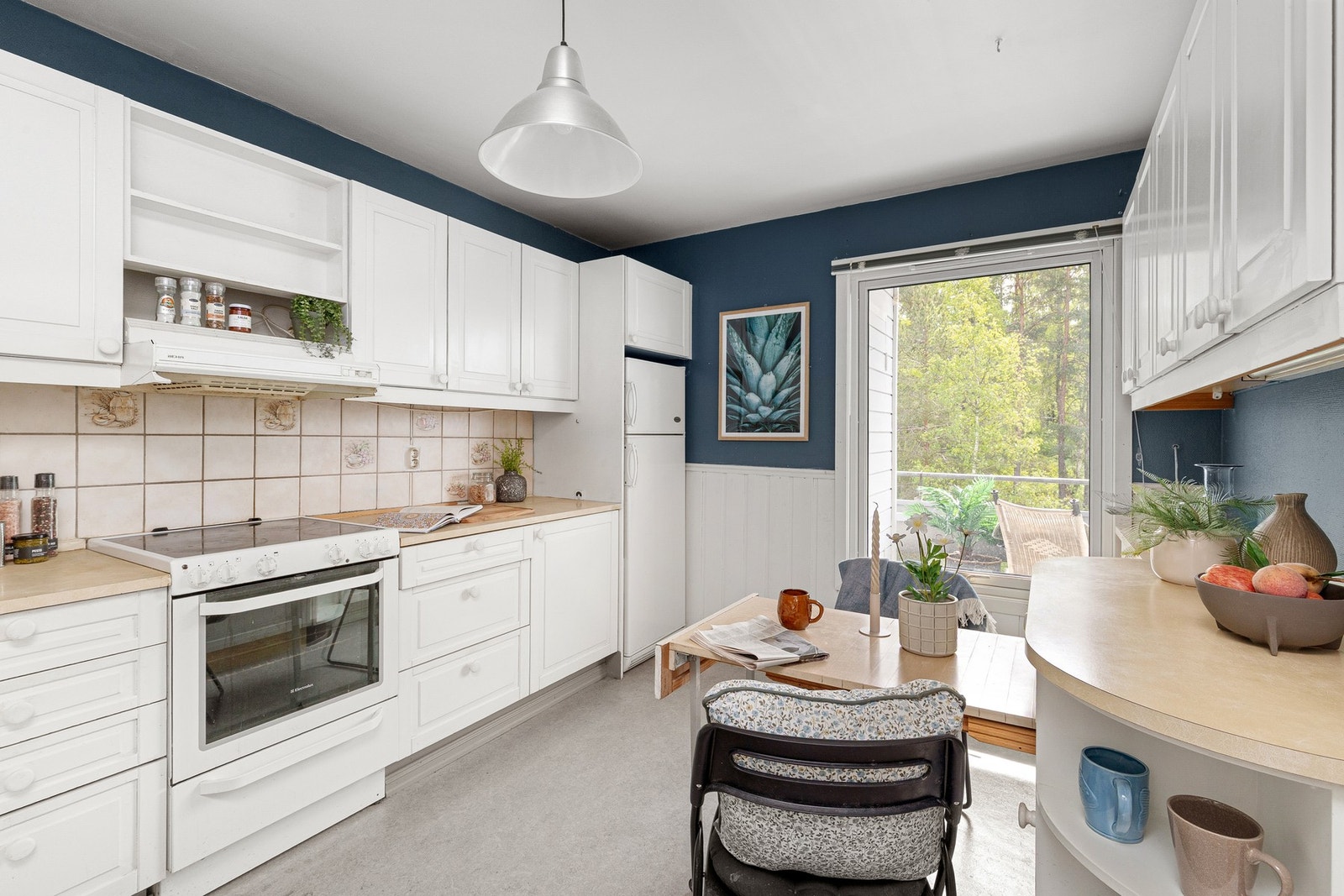 God plass til et hyggelig spisebord langs vindu, perfekt til å nyte frokosten med denne nydelige utsikten Galleribilde