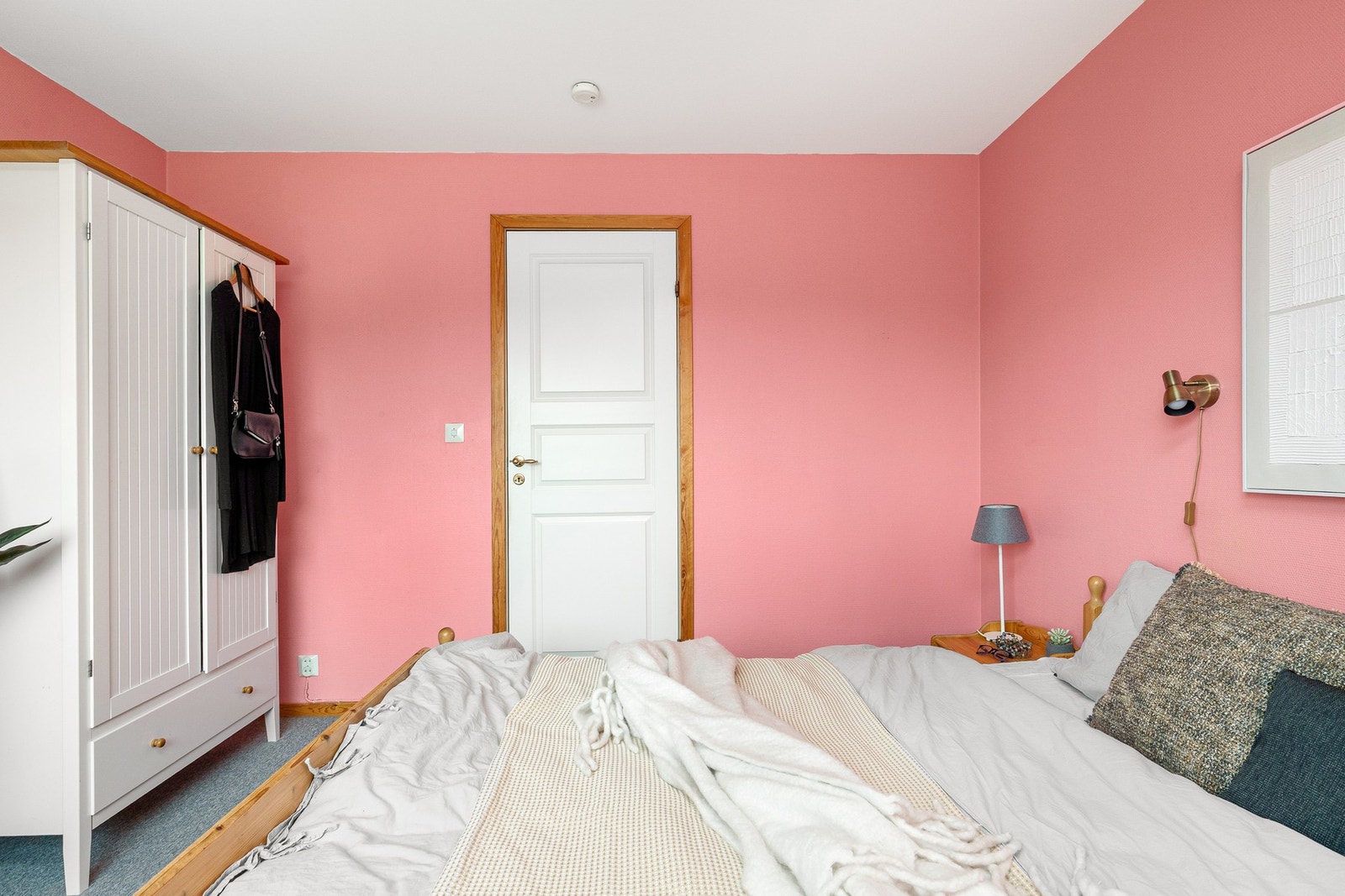 God størrelse på soverom I med plass til både dobbeltseng, skrivebord og garderobeskap Galleribilde