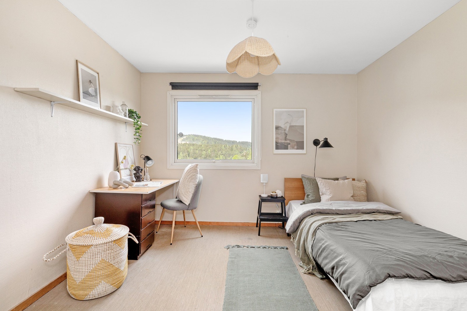 Soverom II er også av fin størrelse, her malt i lyse farger med laminat på gulv Galleribilde