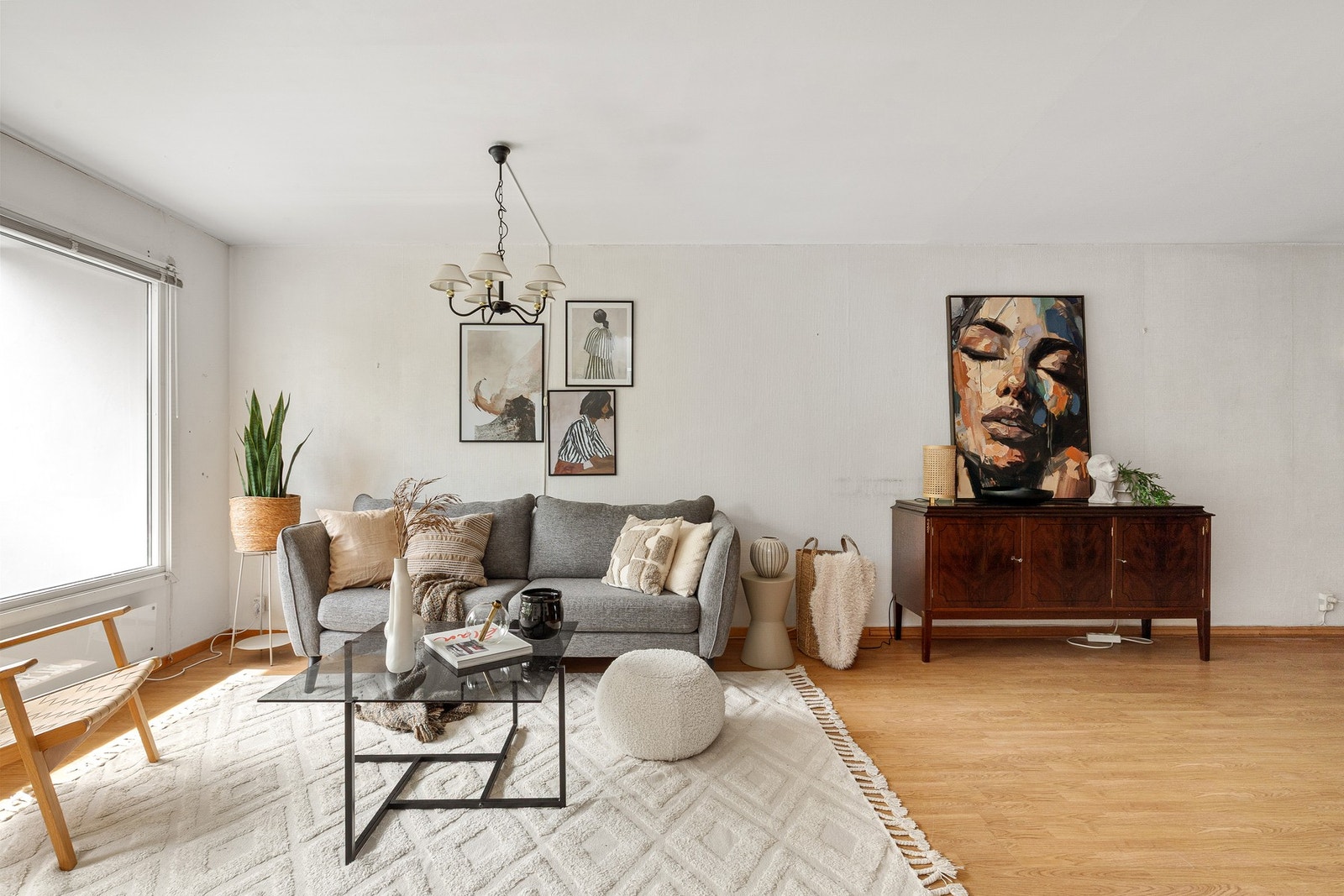 Tilbake i stuen er det stor plass for en hyggelig sofagruppe og tilhørende møblement Galleribilde