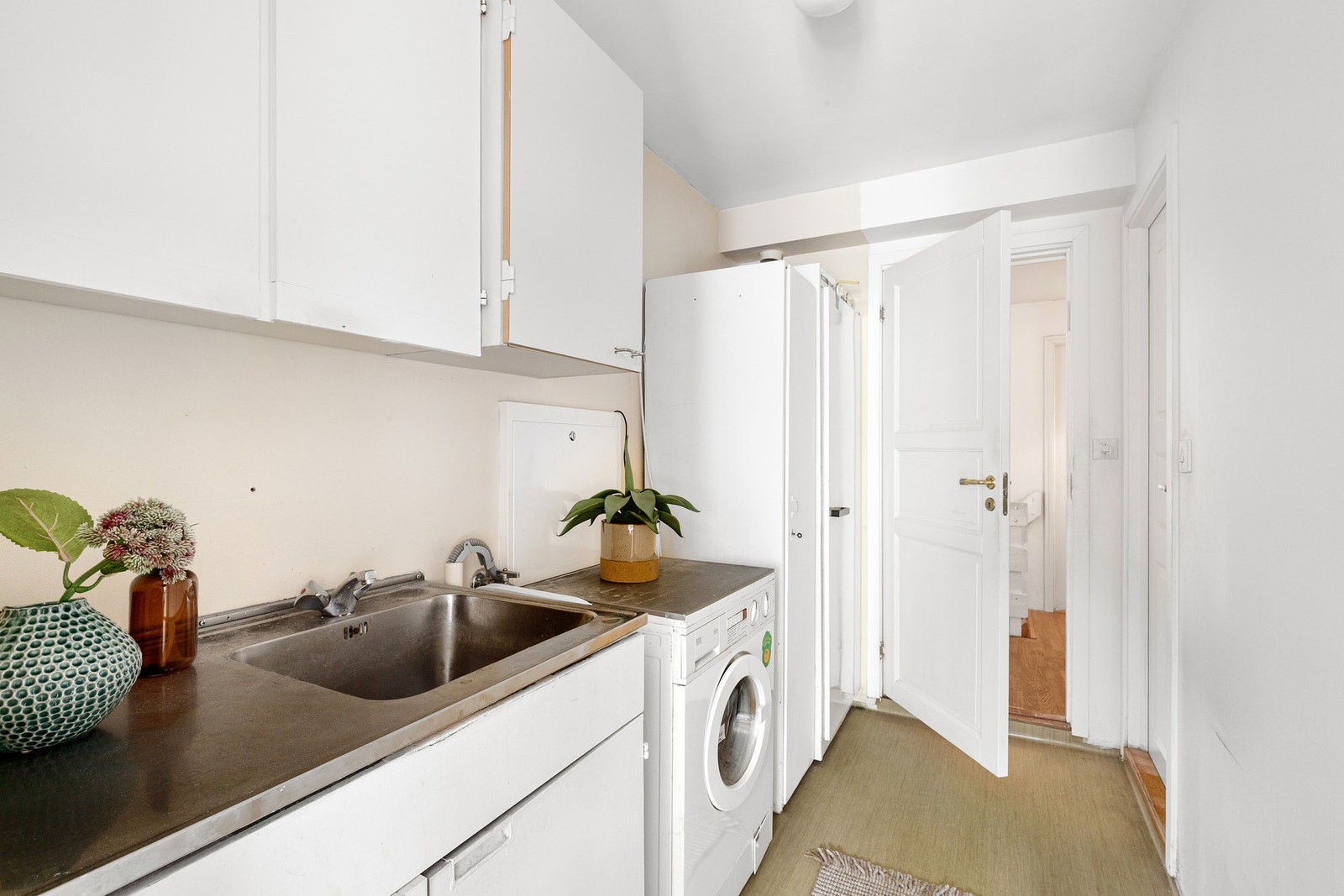 Mellom kjøkkenet og leilighetens trappegang, er det et praktisk vaskerom med god arbeidsplass! Galleribilde