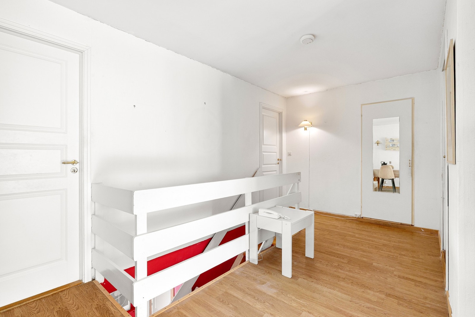 Videre i øverste etasje er det en praktisk innvendig bod, samt to gode og luftige soverom Galleribilde