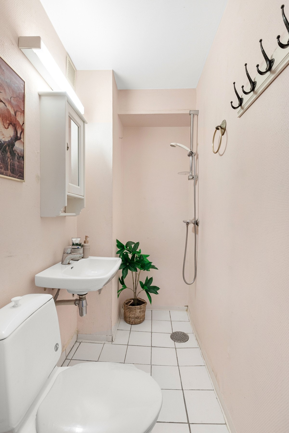 Innenfor vaskerommet finner vi leilighetens to bad, begge bad har både toalett og opplegg for dusj. Her er det og mulighet for dusjkabinett Galleribilde