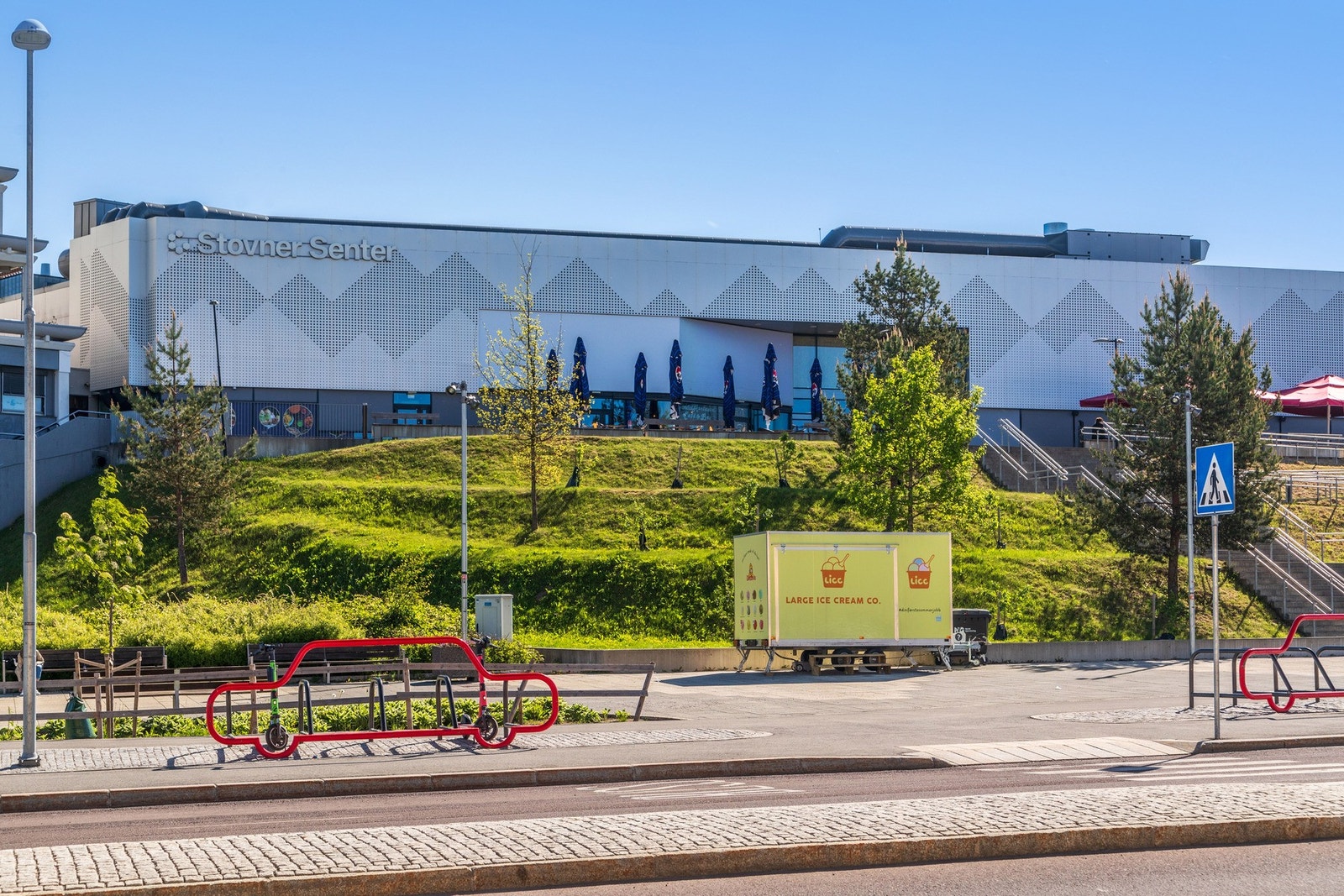 Stovner senter har et bredt tilbud av butikker og ligger ett T-banestopp unna Vestli. Fra leiligheten tar det rundt 20 minutter å gå til senteret Galleribilde