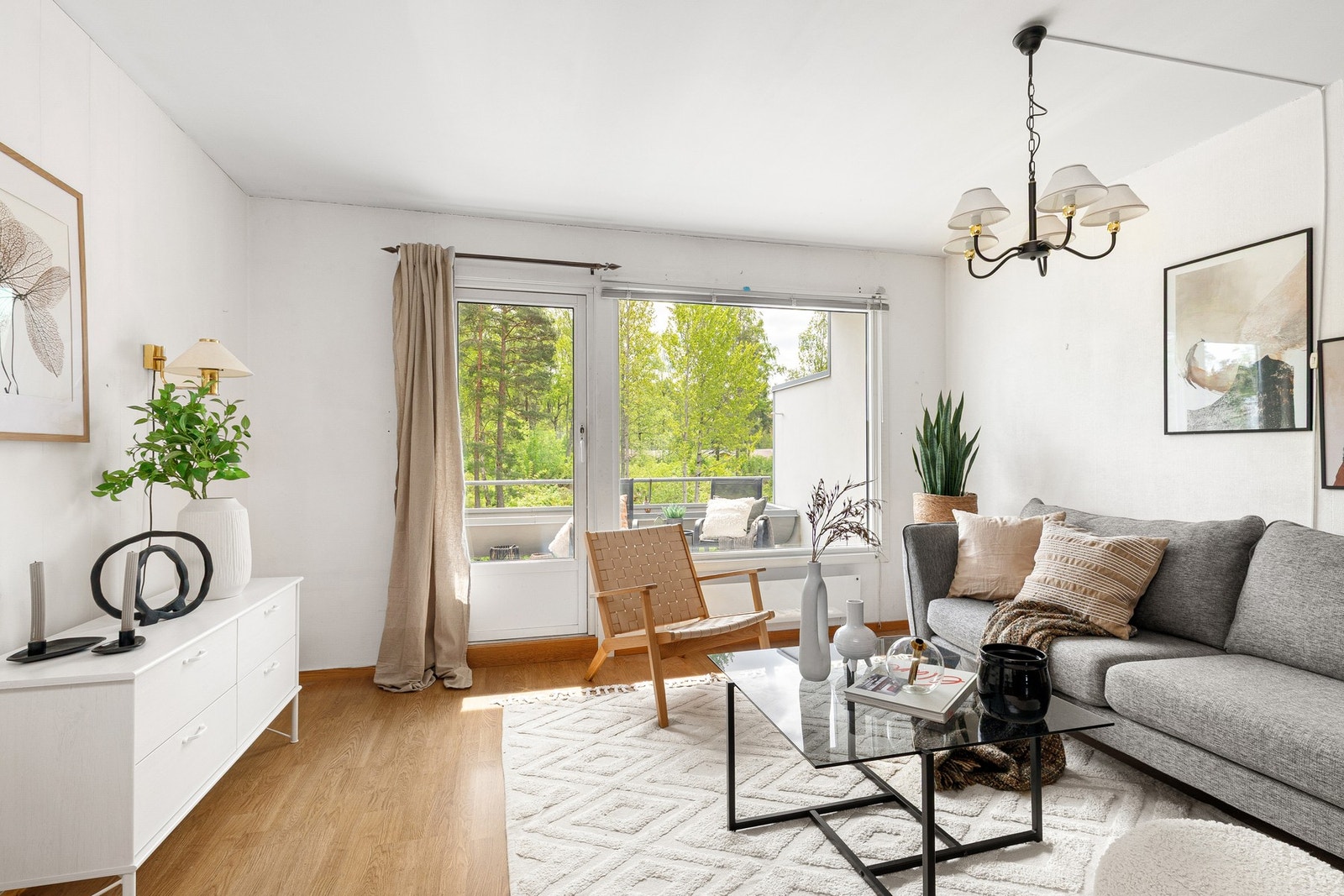 I stuen har du godt med naturlig belysning fra store vindusflater, med frodig utsyn mot skogholt Galleribilde