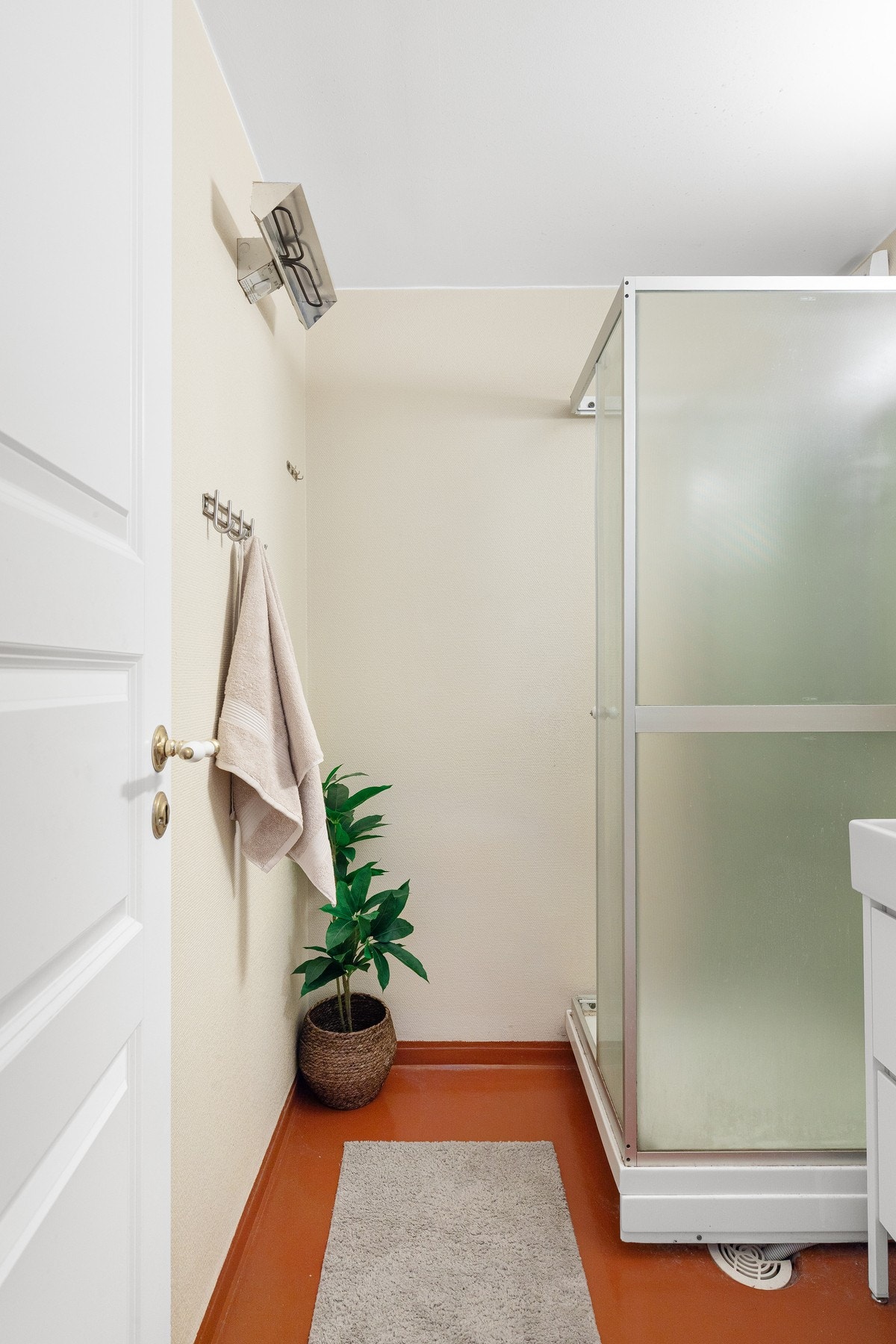 Leilighetens andre bad er større og har etablert dusjkabinett. Her har vi også reflektorovn for god oppvarming Galleribilde