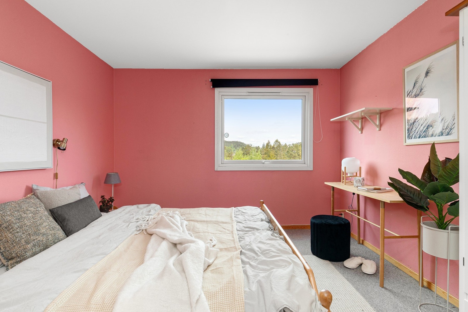 Alle soverommene har vinduer vendt mot nord, med herlig utsikt over Marka Galleribilde