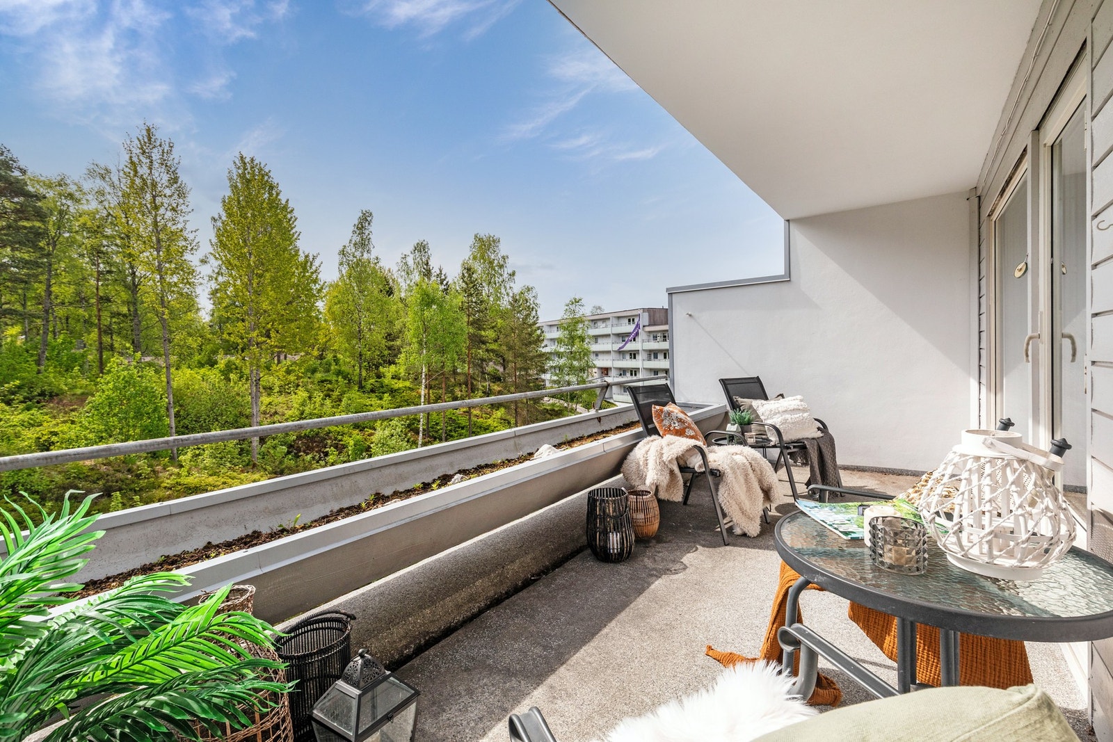 Stuen leder videre ut til leilighetens balkong på hele 12 kvm! Her kan du nyte solen store deler av dagen Galleribilde