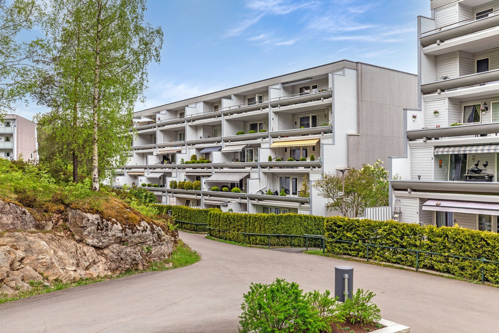 Boligens fasade. Leiligheten har balkong beliggende høyt og fritt på øverste plan Galleribilde