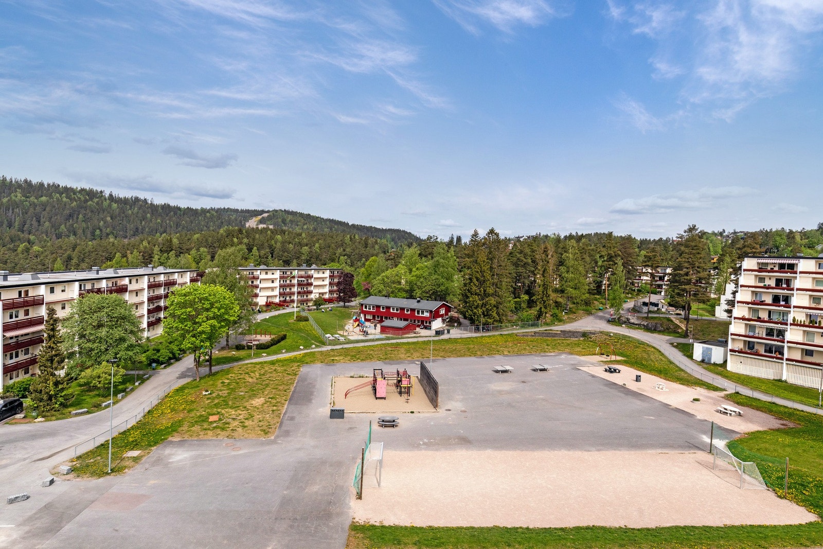 Den nordvendte usikten viser Vestlitoppen lekeplass. Fellesområdet kan også brukes til både sammenkomster og aktiviteter, med flere hyggelige sittegrupper Galleribilde