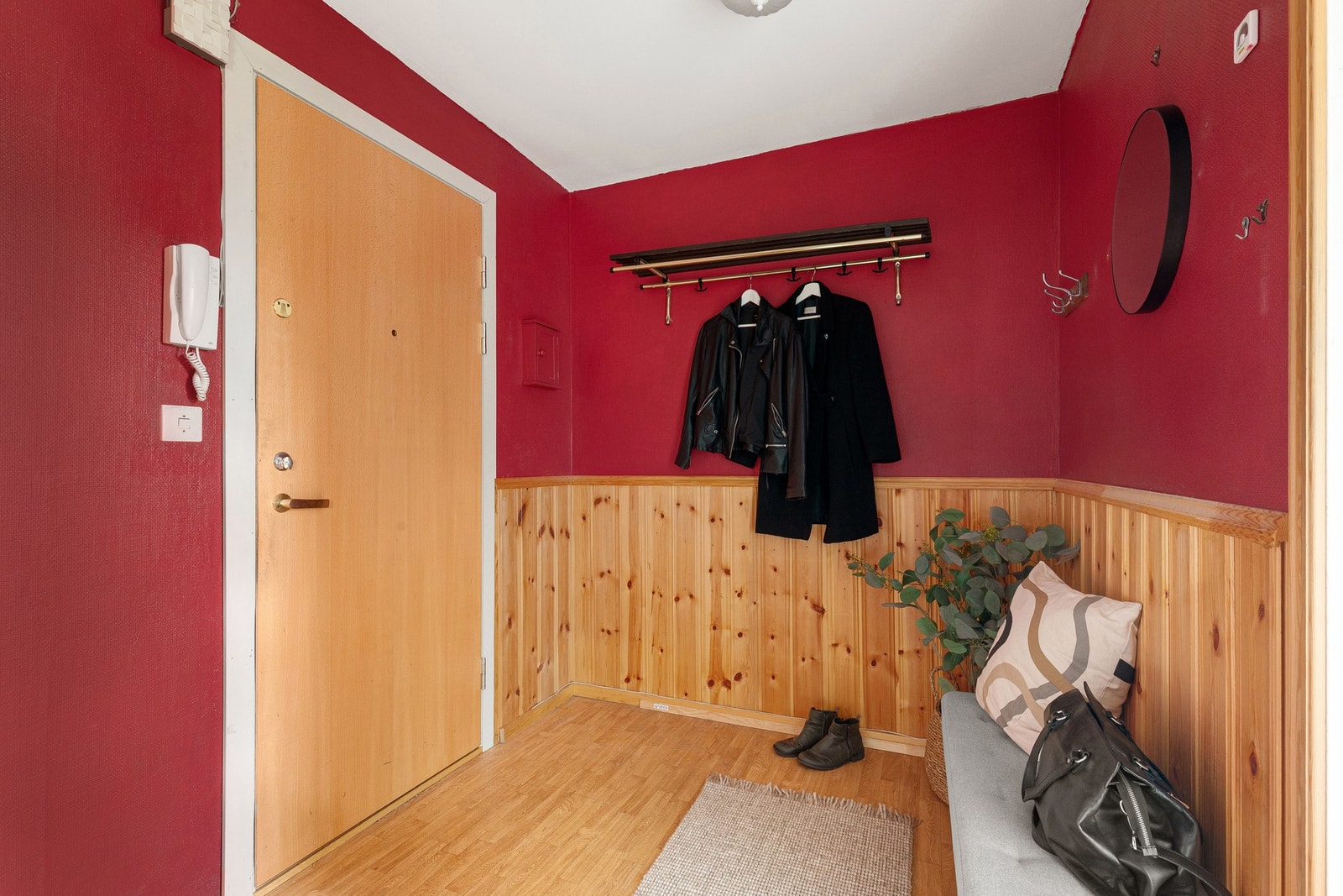 Romslig entré med god plass til oppheng av yttertøy, her er det og gode muligheter for å etablere garderobeskap! Galleribilde