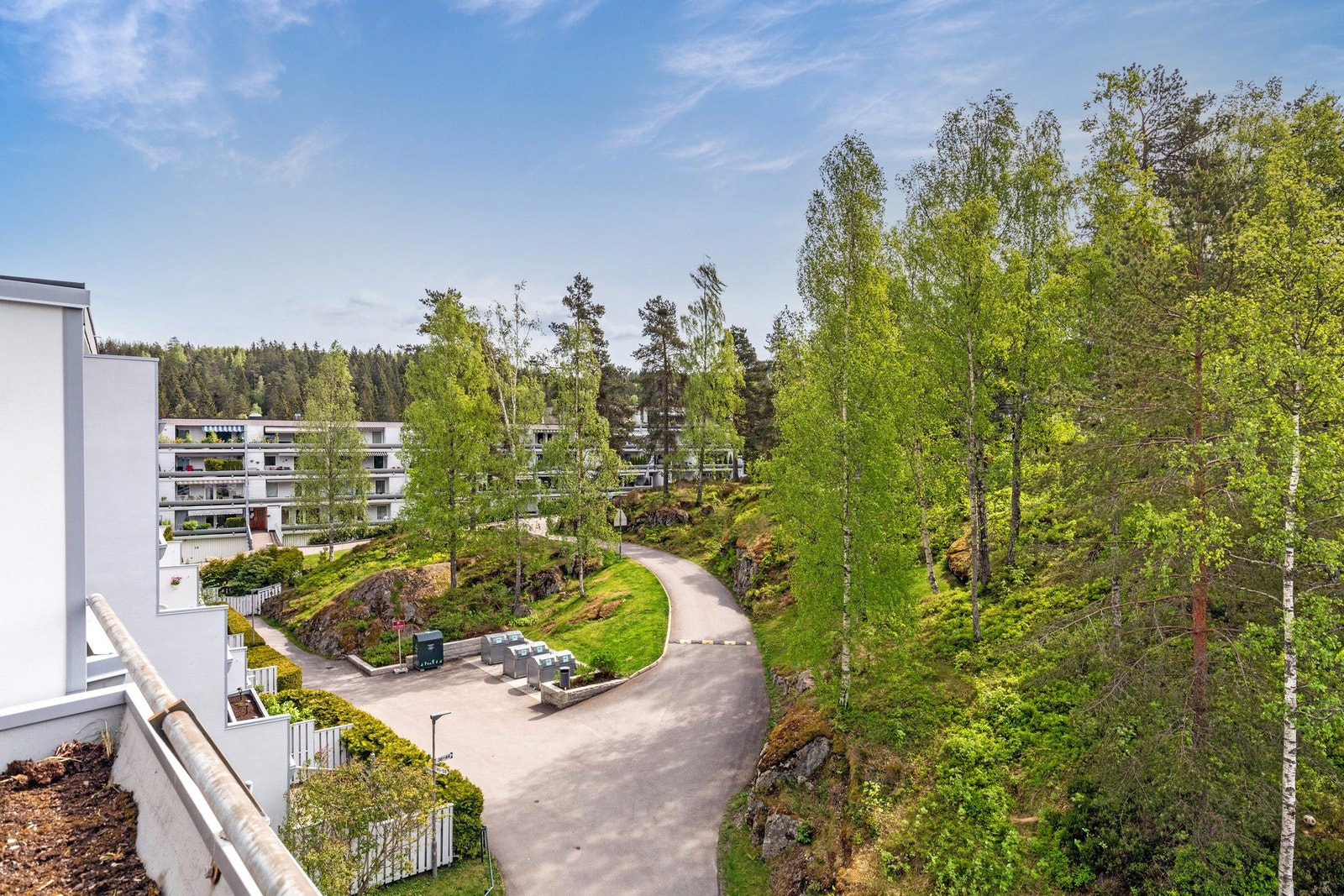 Boligen vender ut mot rolige internveier og skogholt med svært lite trafikk Galleribilde