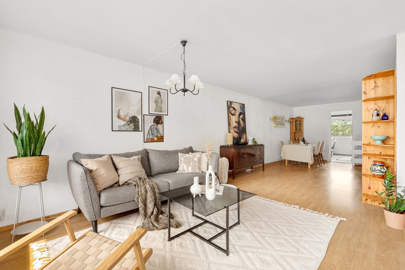 Stuen strekker seg lang og får god og gjennomgående belysning fra vinduene Galleribilde