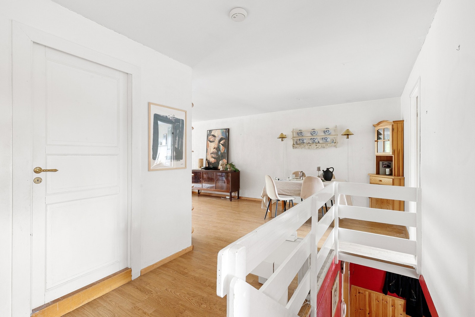 Fra hovedetasjen går vi ned til inngangspartiet Galleribilde