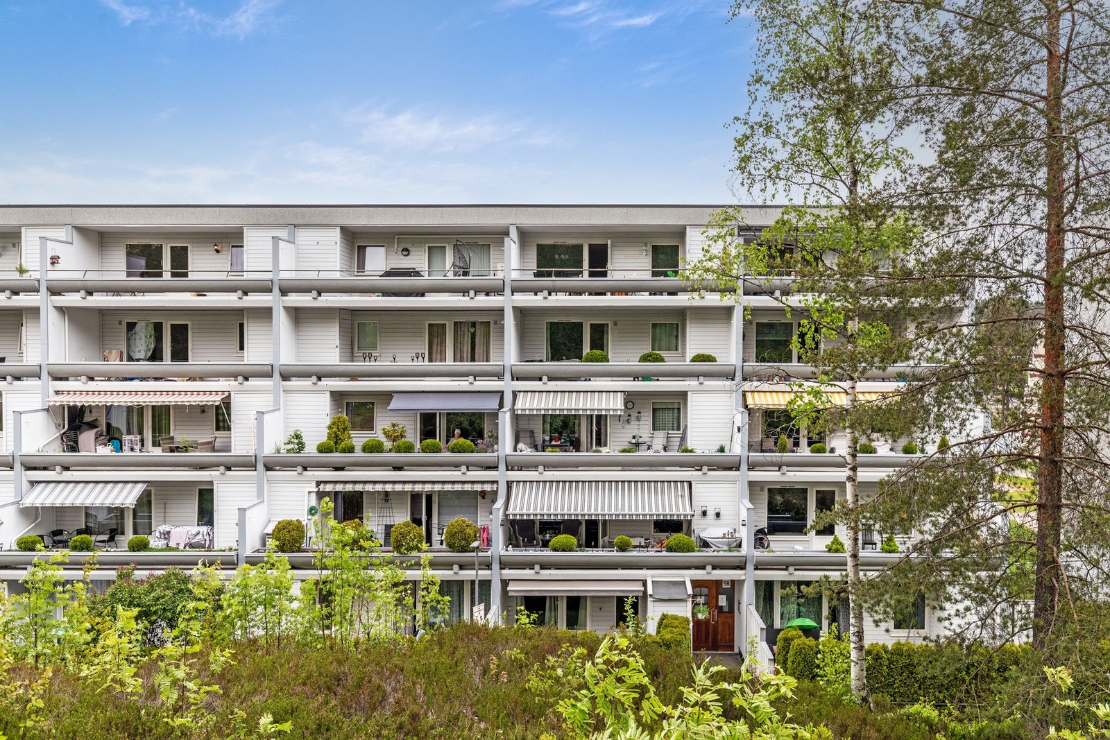 Her har du mulighet for å sette opp markiser på balkongen. Godt, opprettholdte blomsterkasser som har gitt merverdi til beboere i borettslaget Galleribilde