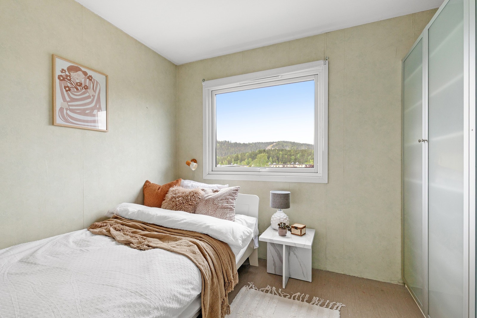 Soverom III er romslig med åpen utsikt over marka Galleribilde