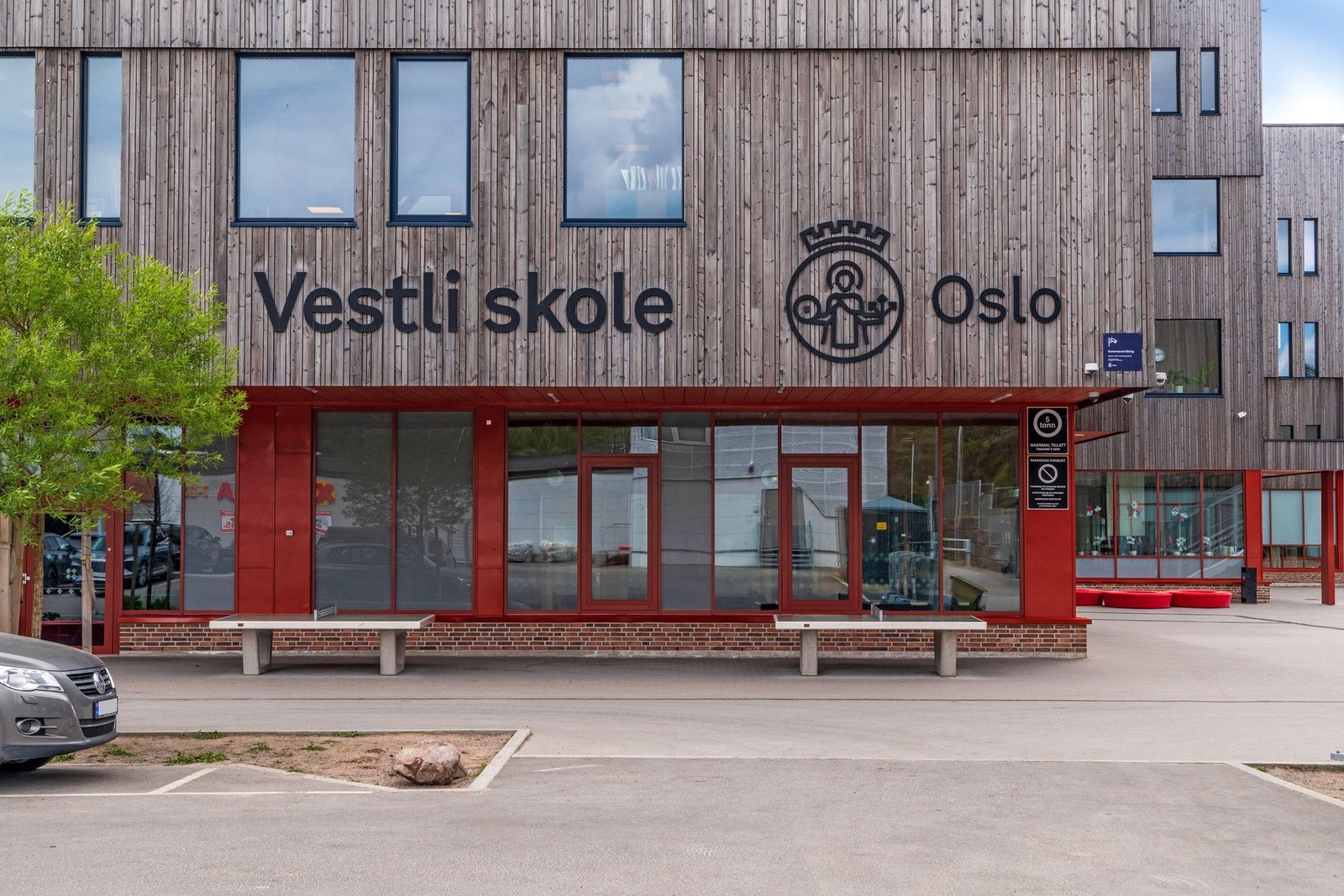 Like nedenfor torget ligger Vestli barneskole. Her finner du også Vestli flerbrukshall som byr på basketballbane og håndballbane Galleribilde