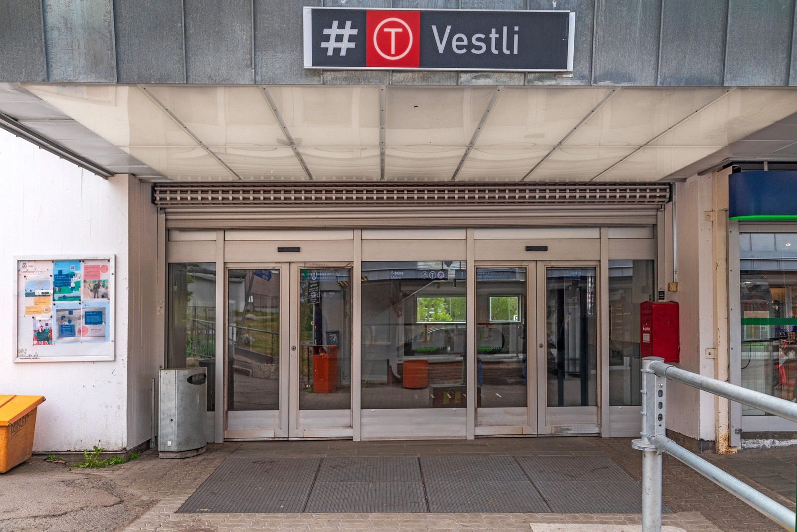 Vestli T-banestasjonen har retning mot Oslo Sentrum med både linje 4 og 5 med hyppige avganger Galleribilde