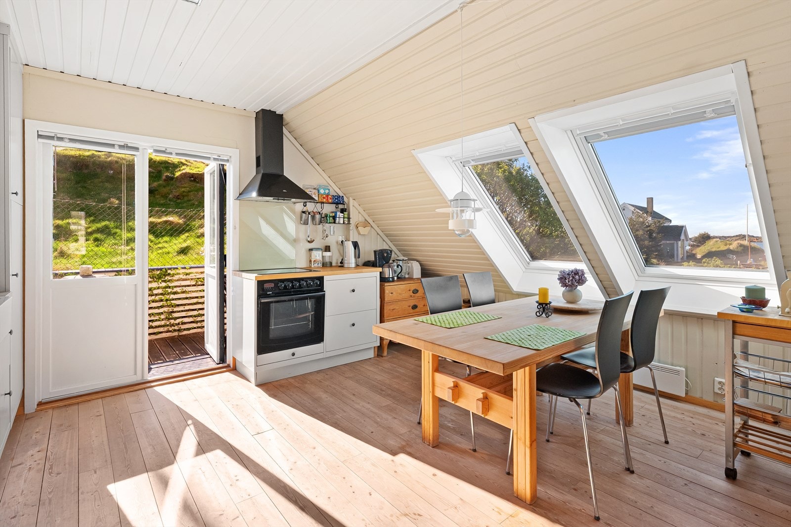 God plass til spisebord på kjøkkenet Galleribilde