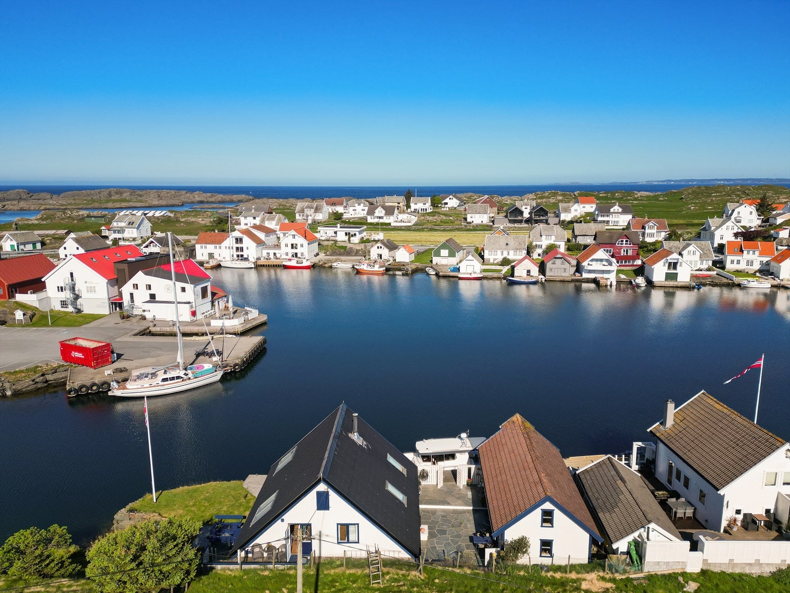 Eiendommen ligger svært fint til vis - vis den populære restauranten Grøningen. Her er det sjelden det er eiendommer for salg. Galleribilde
