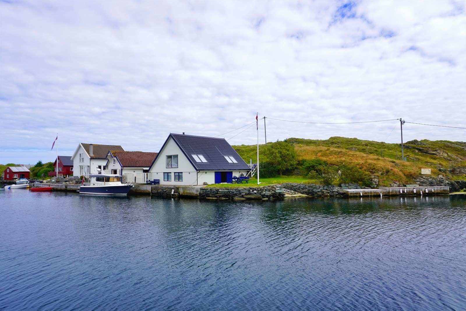 Velkommen til Ydstebøhavn og idylliske Rossøy. Hytte med naust og brygge + båtplass på landsiden. Galleribilde