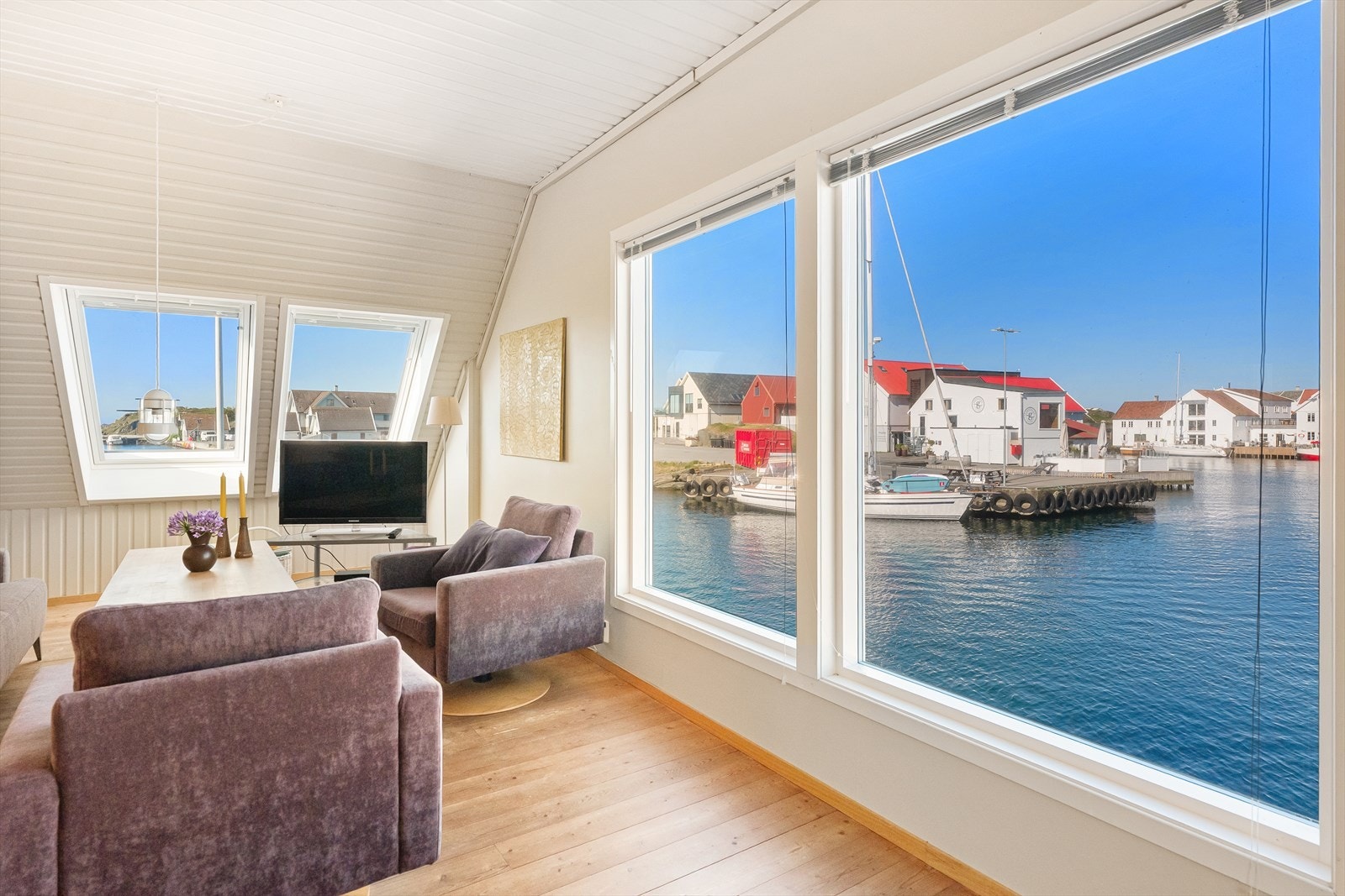 Stue med herlig utsikt og gode vindusflater Galleribilde