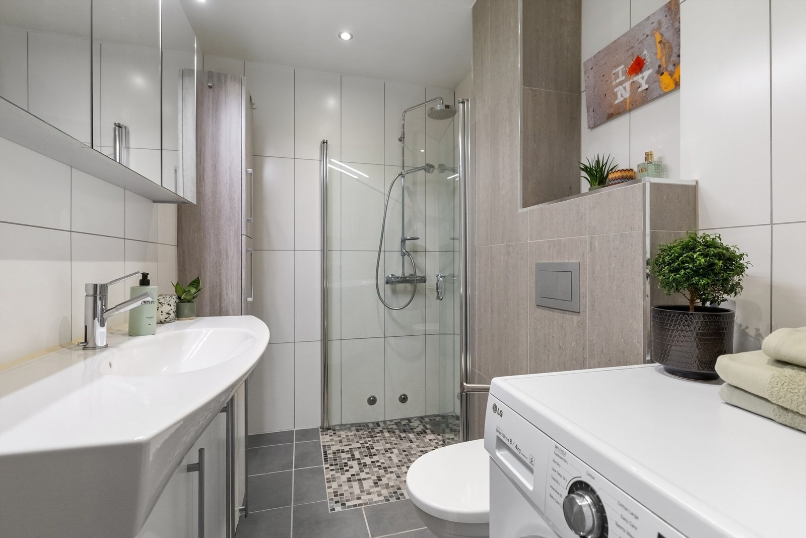 Badet har gulvvarme, mekanisk avtrekk og opplegg for vaskemaskin. Galleribilde