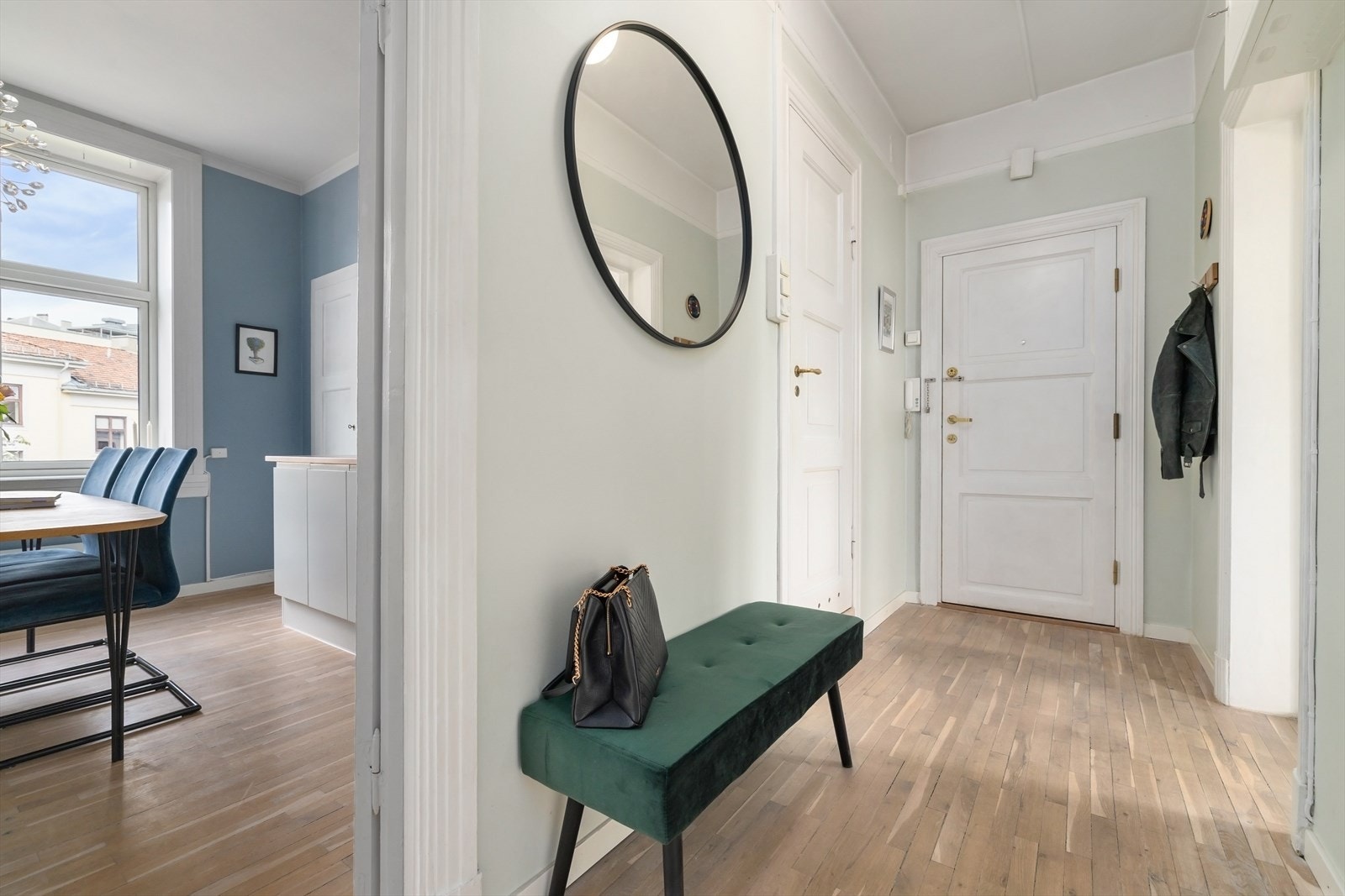 Lys og innbydende entré med sjarmerende tregulv. Galleribilde