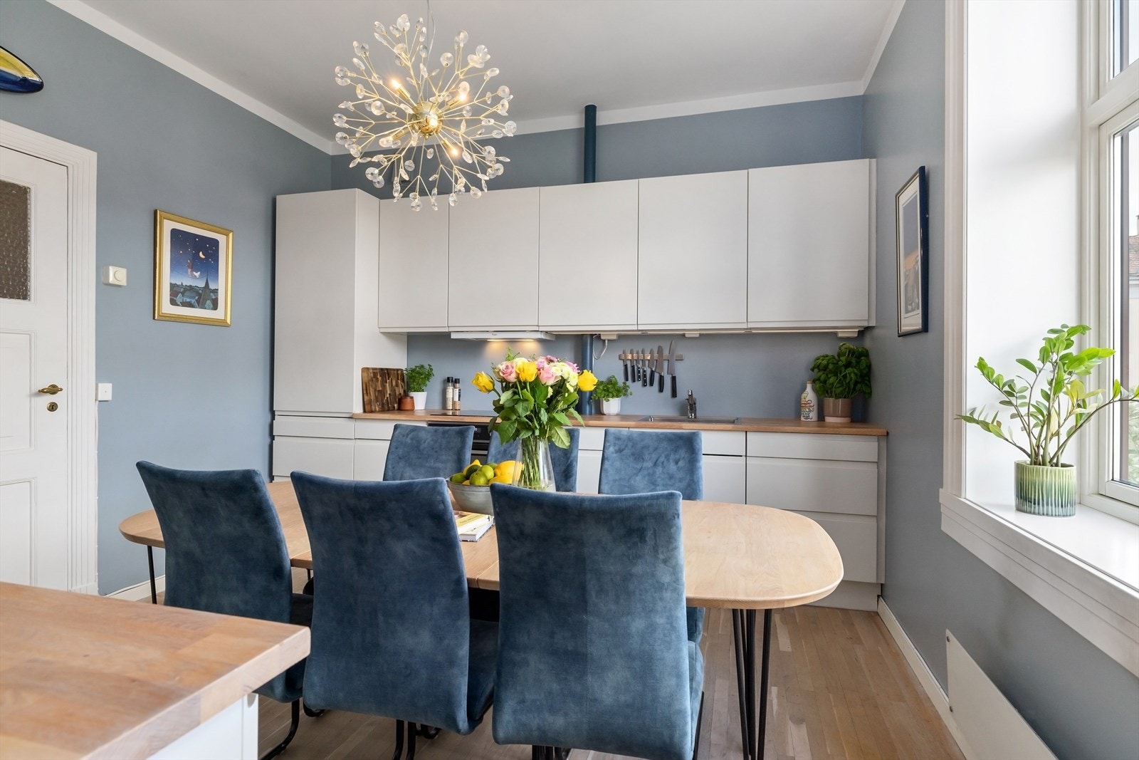 Romslig separat kjøkken med plass til spisebord. Galleribilde