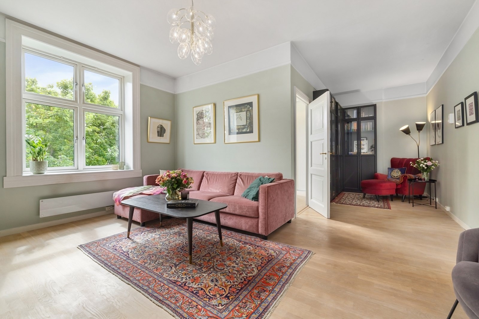 Store vindusflater gir godt med naturlig lys til rommet. Galleribilde