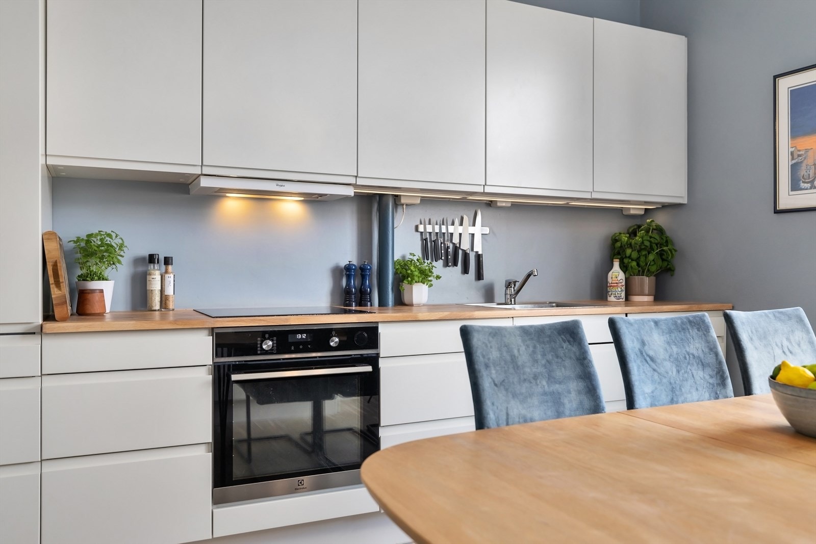 Kjøkkenet er utstyrt med kullfiltervifte over stekesonen, samt integrert oppvaskmaskin, kjøl/fryseskap, platetopp og stekovn. Galleribilde