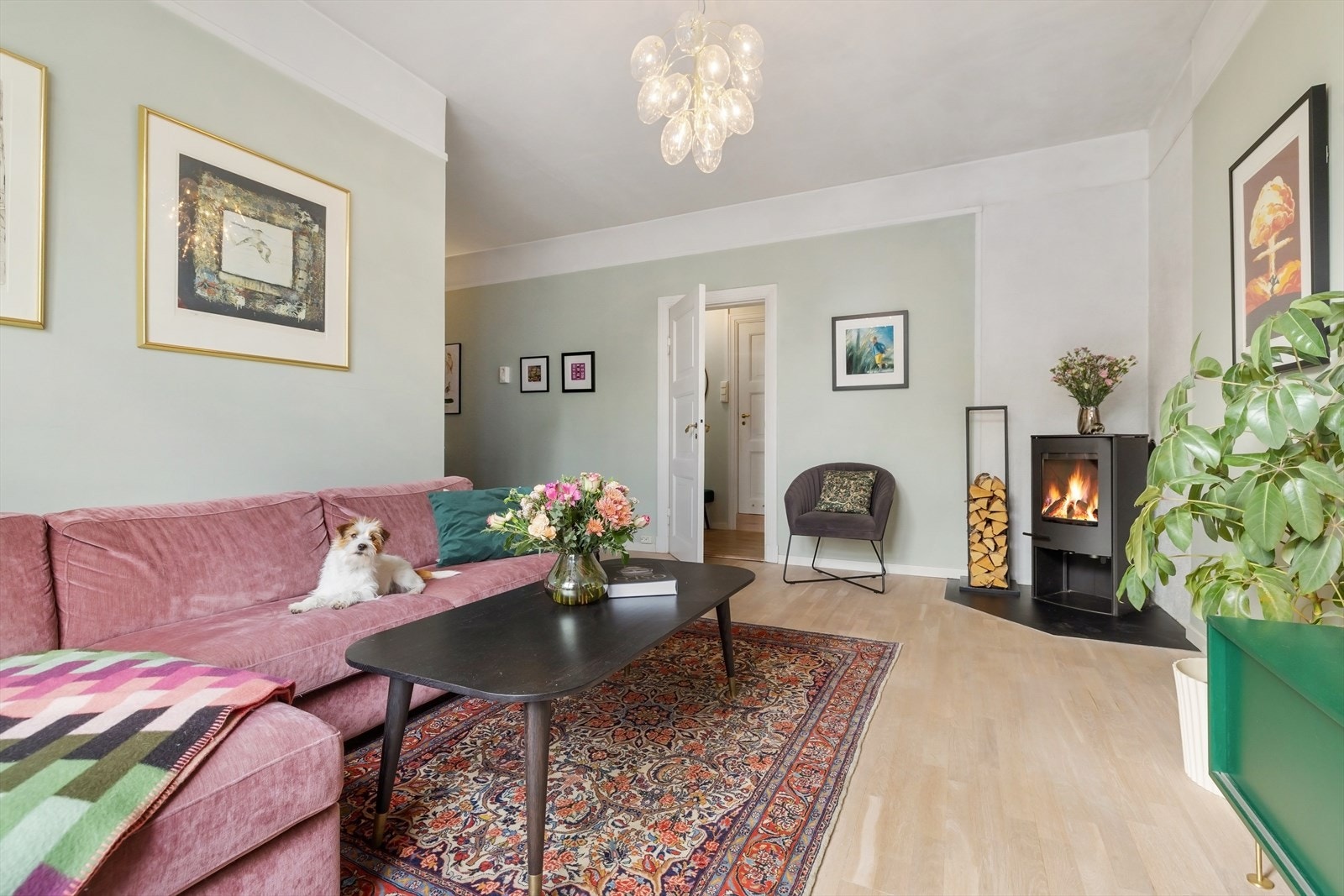 Stuen har peis som skaper en hyggelig atmosfære. Galleribilde