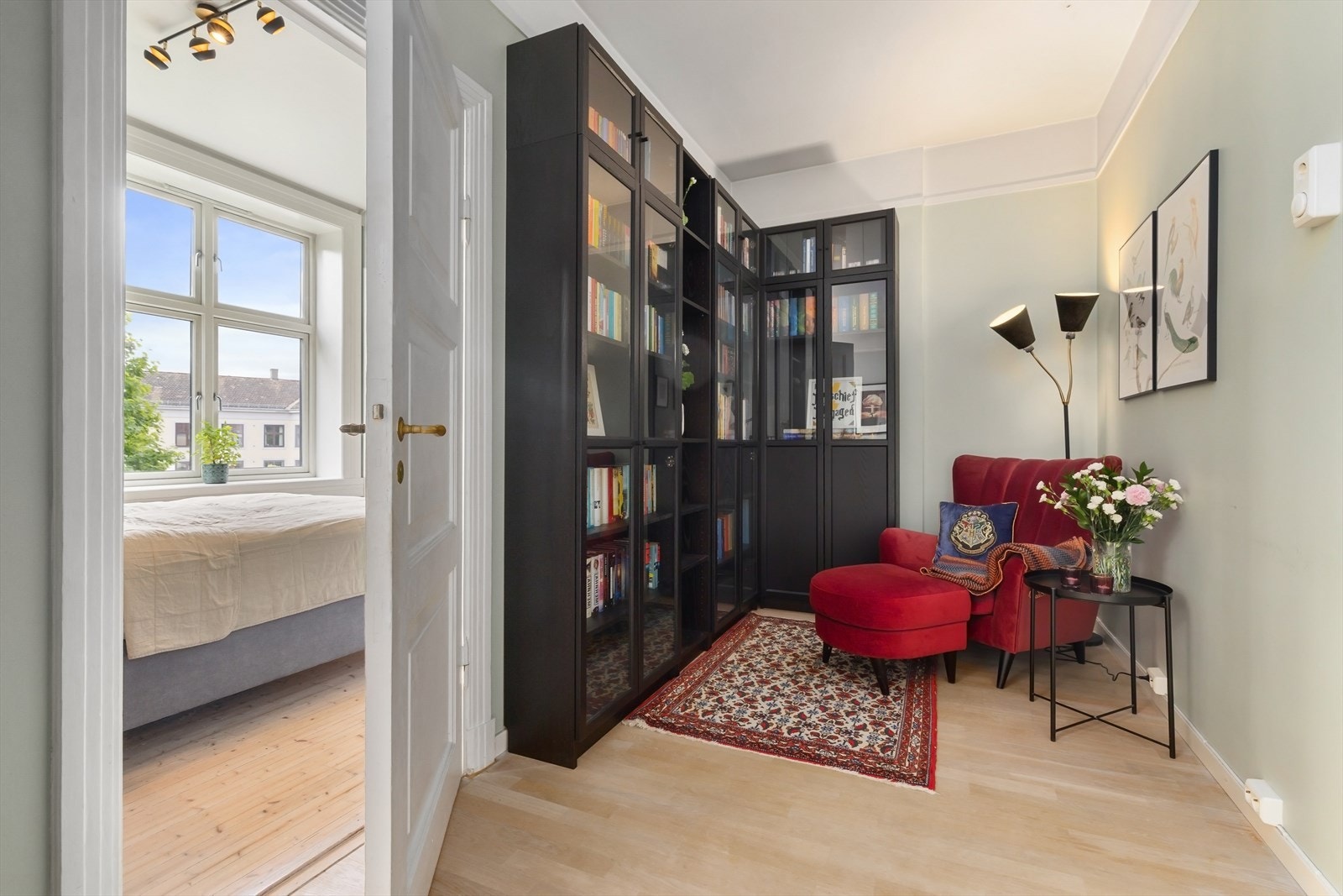 Stuen har god plass til sofamøblement, samt en kontor- eller lesekrok etter behov. Galleribilde