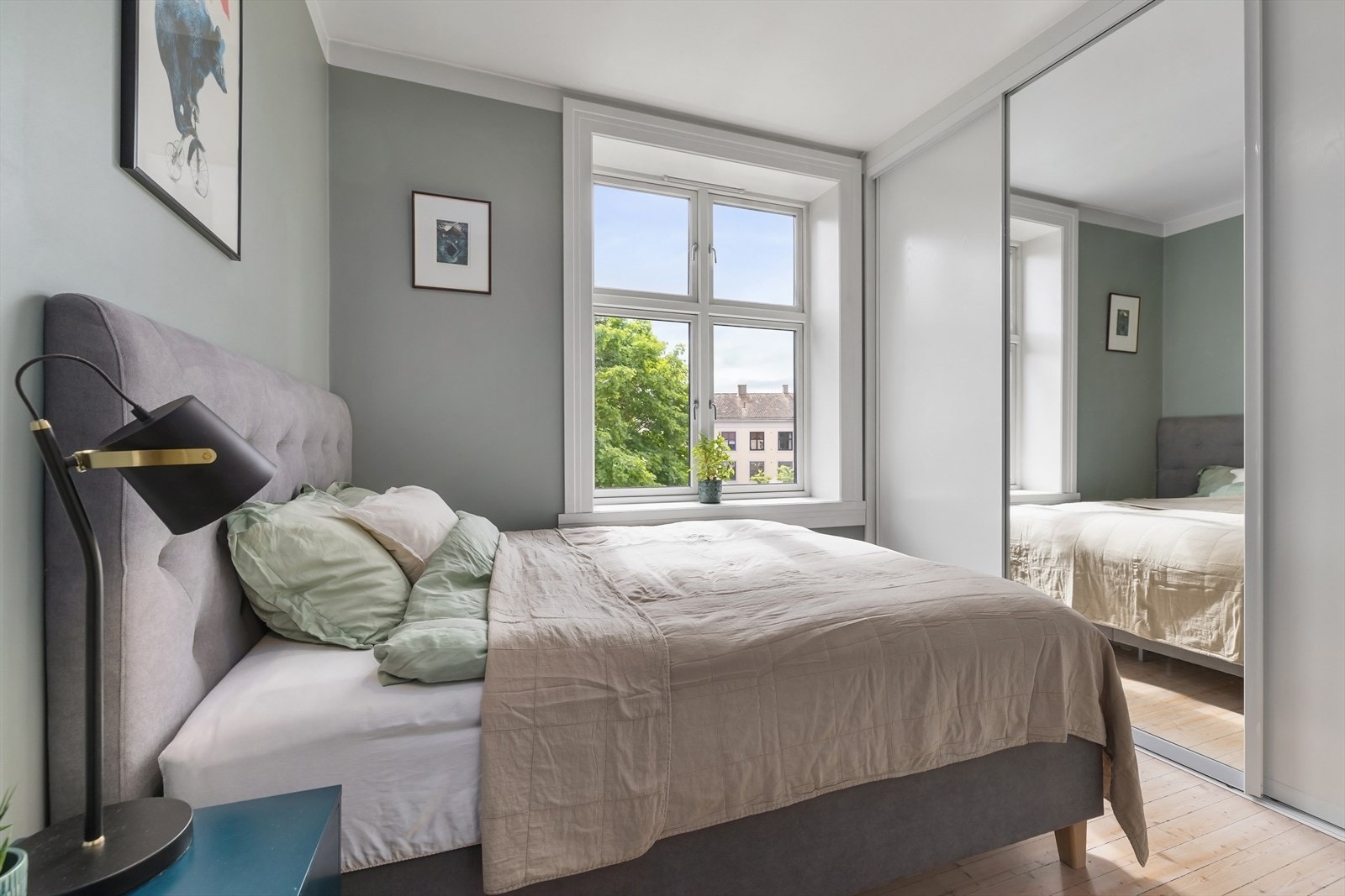 Soverommet har en praktisk skyvedørsgarderobe som gir gode oppbevaringsmuligheter. Galleribilde