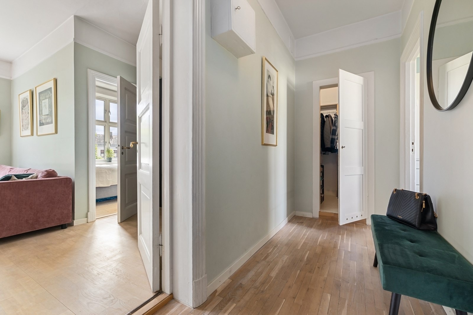 Entréen har knaggrekke og godt med oppbevaringsplass i bod. Galleribilde