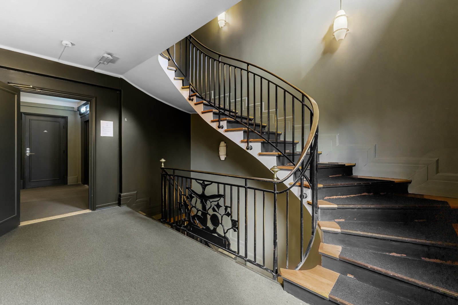 Boligen har adkomst via felles og fasjonabel trappeoppgang eller heis. Galleribilde