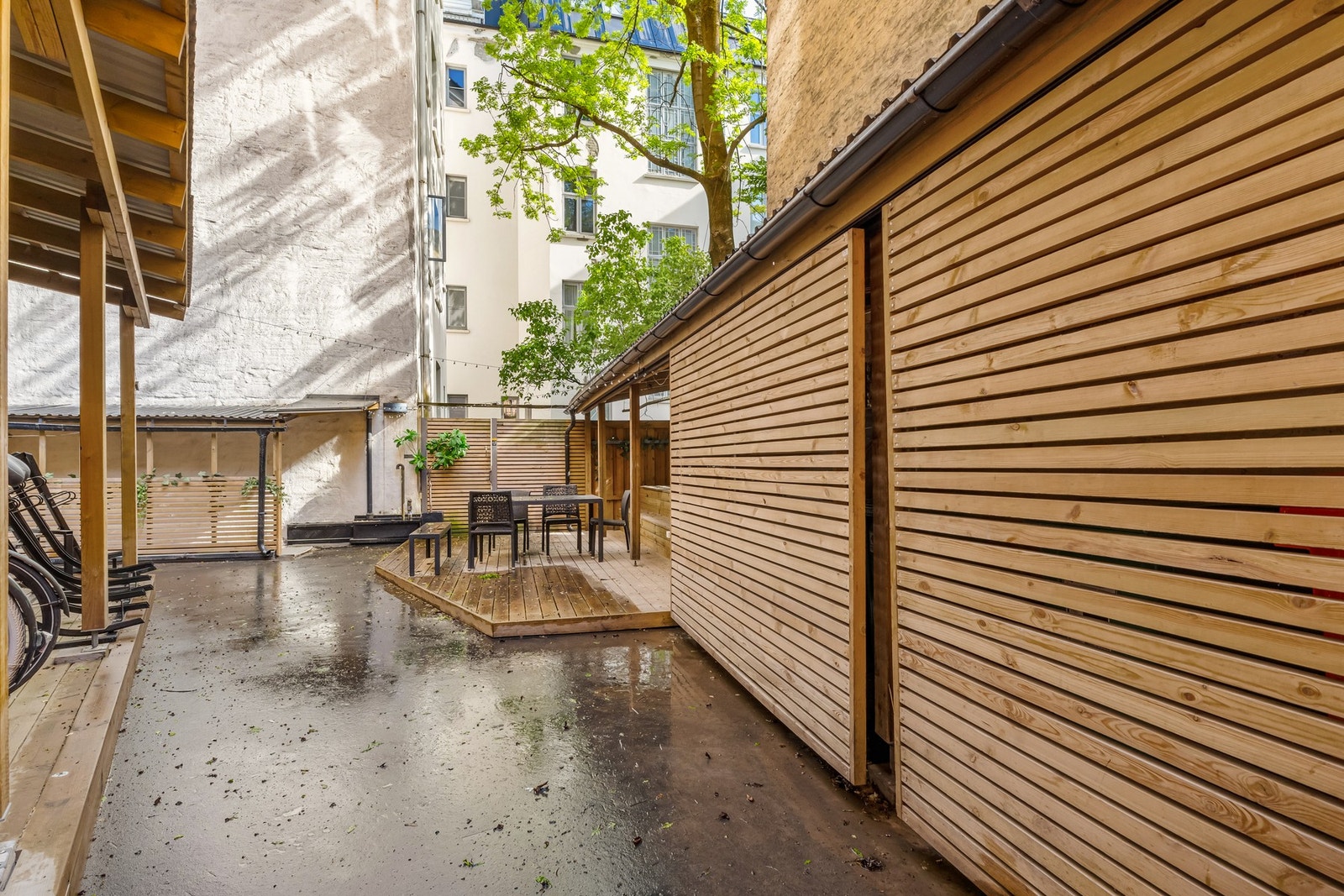 Bakgården har fine soner for sittegrupper, samt sykkelparkering. Galleribilde