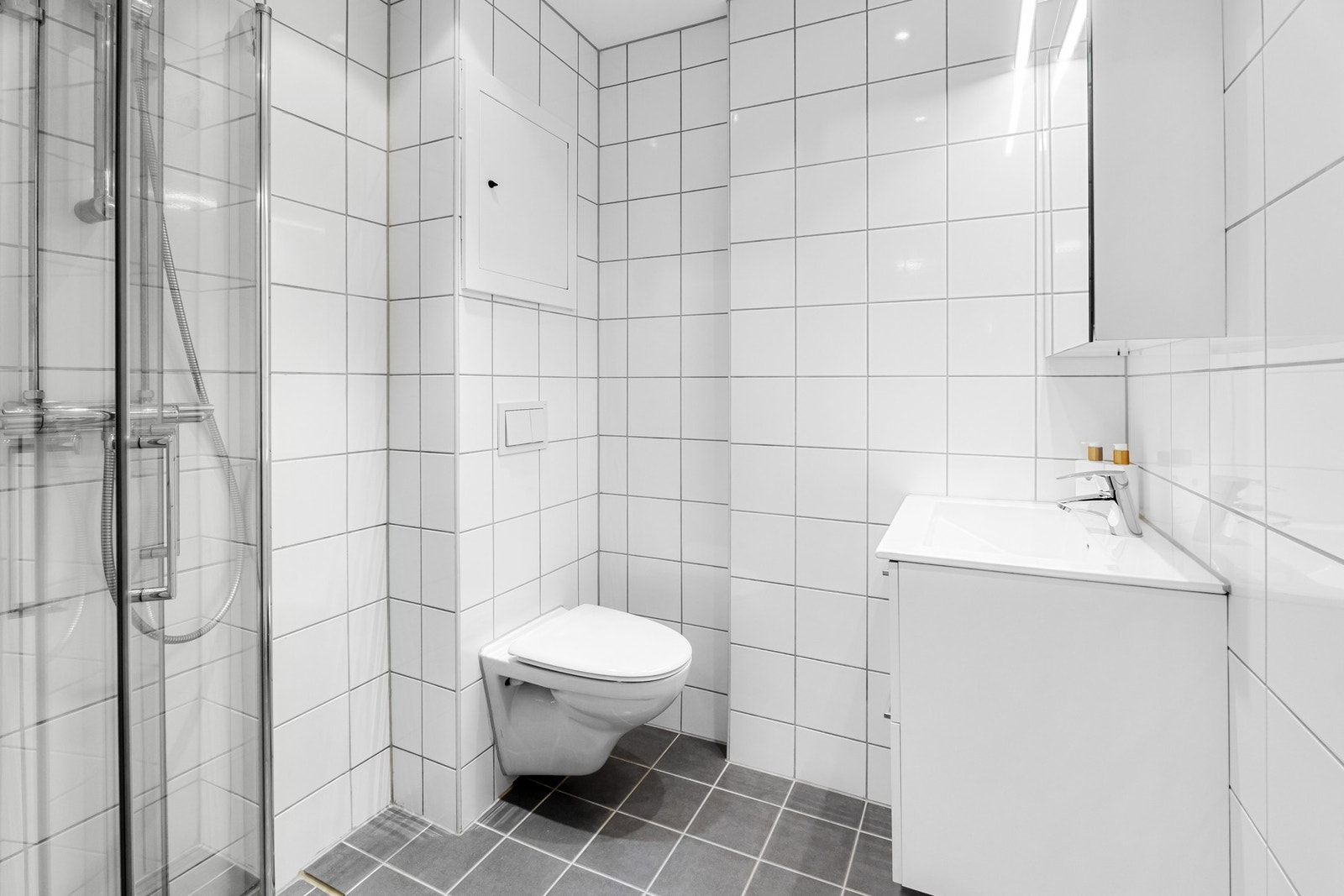 Pent flislagt bad, rehabilitert i 2020 i regi av sameiet med varmekabler i gulv. Galleribilde