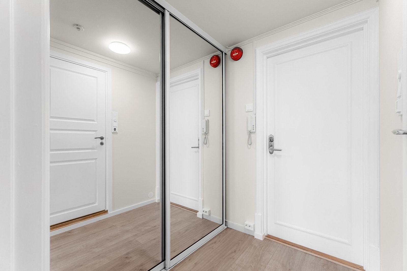 Praktisk og romslig entré. Galleribilde