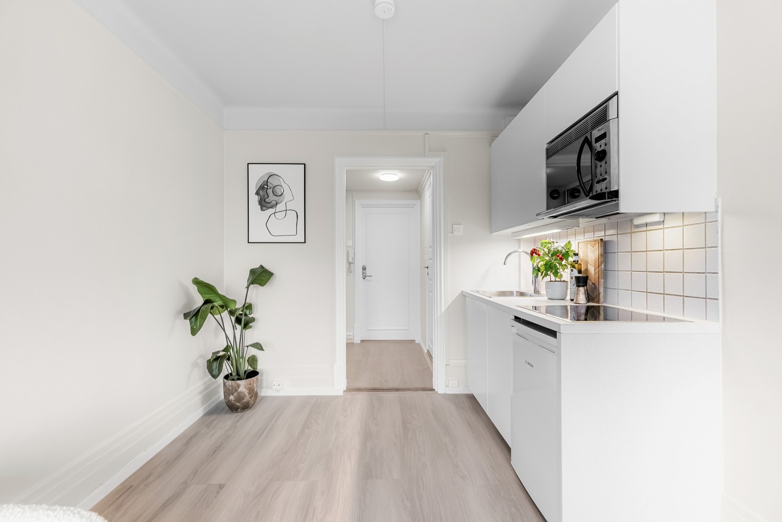 Det er tilrettelagt plass for en liten spisegruppe langs veggflaten. Galleribilde