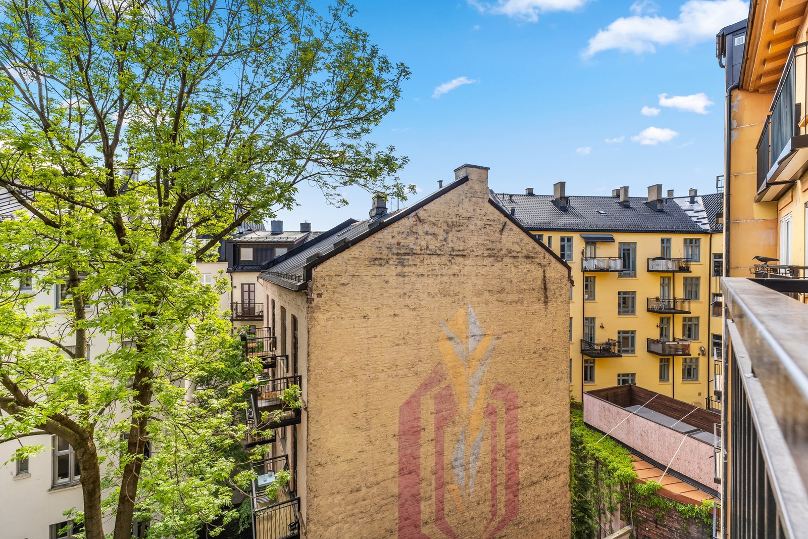 Flott utsikt mot bakgård. Galleribilde