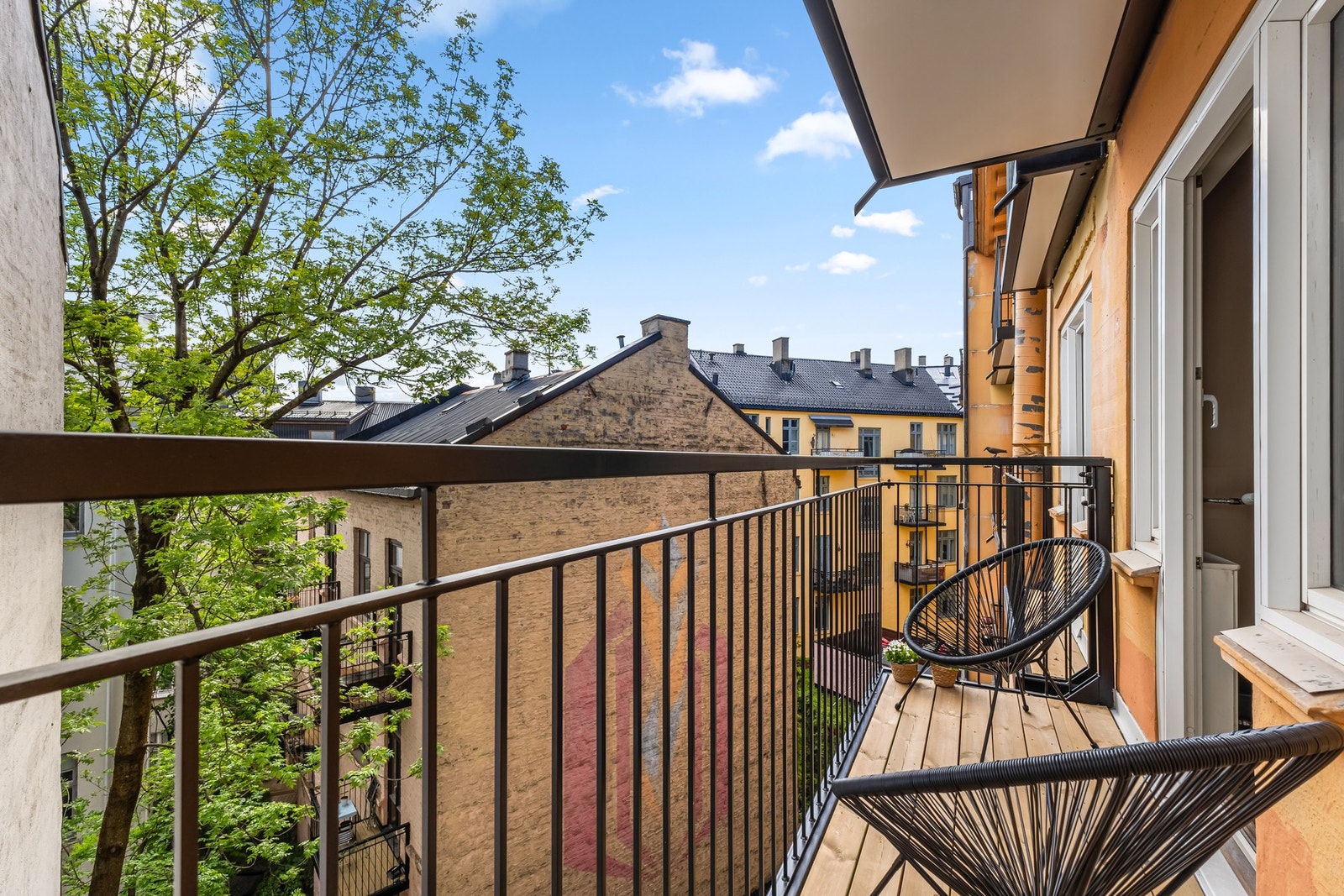 Det er felles balkonger i hver etasje til bruk for beboere. Galleribilde