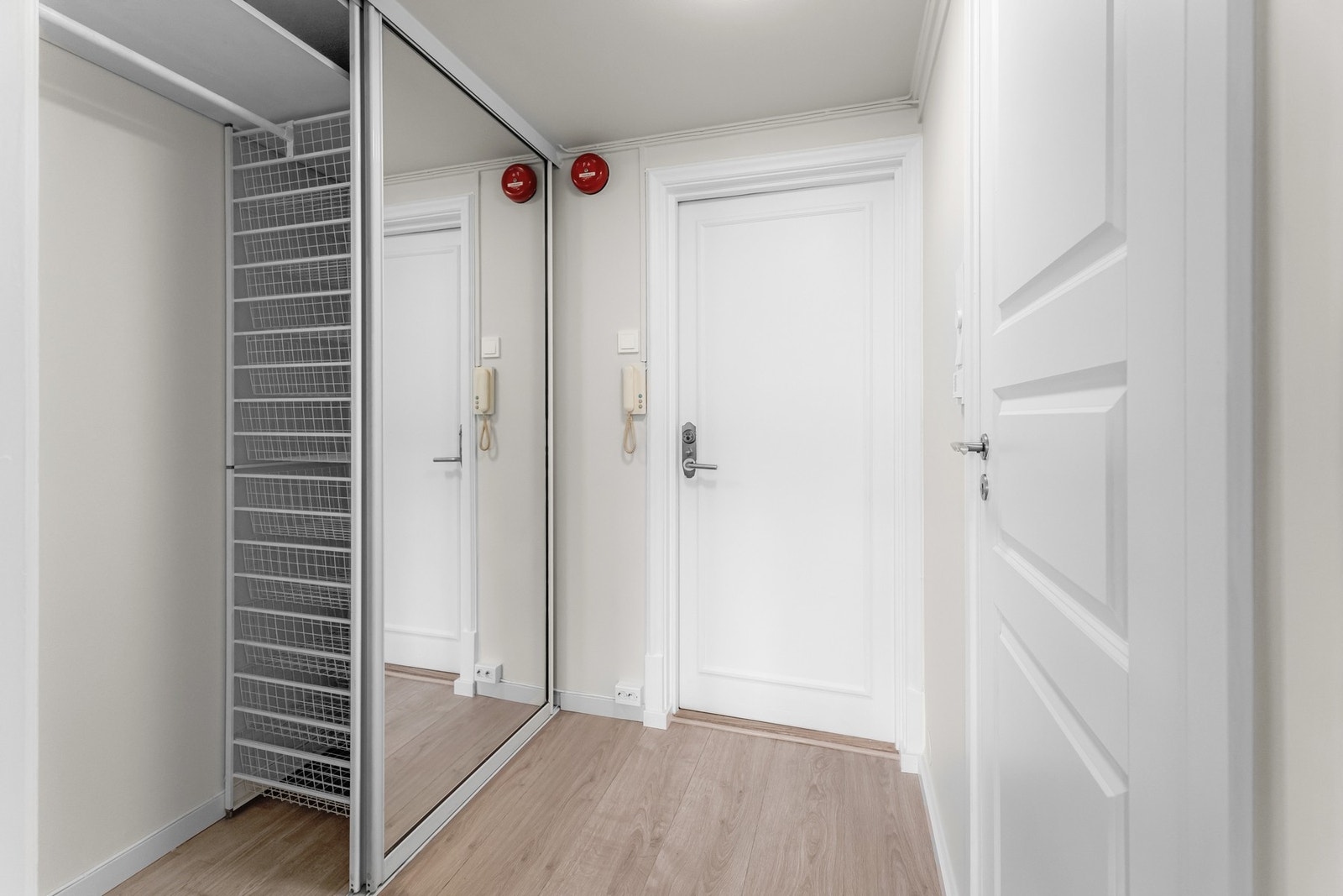 Skyvedørsgarderoben byr på rikelig med oppbevaringsplass for klær og diverse. Galleribilde